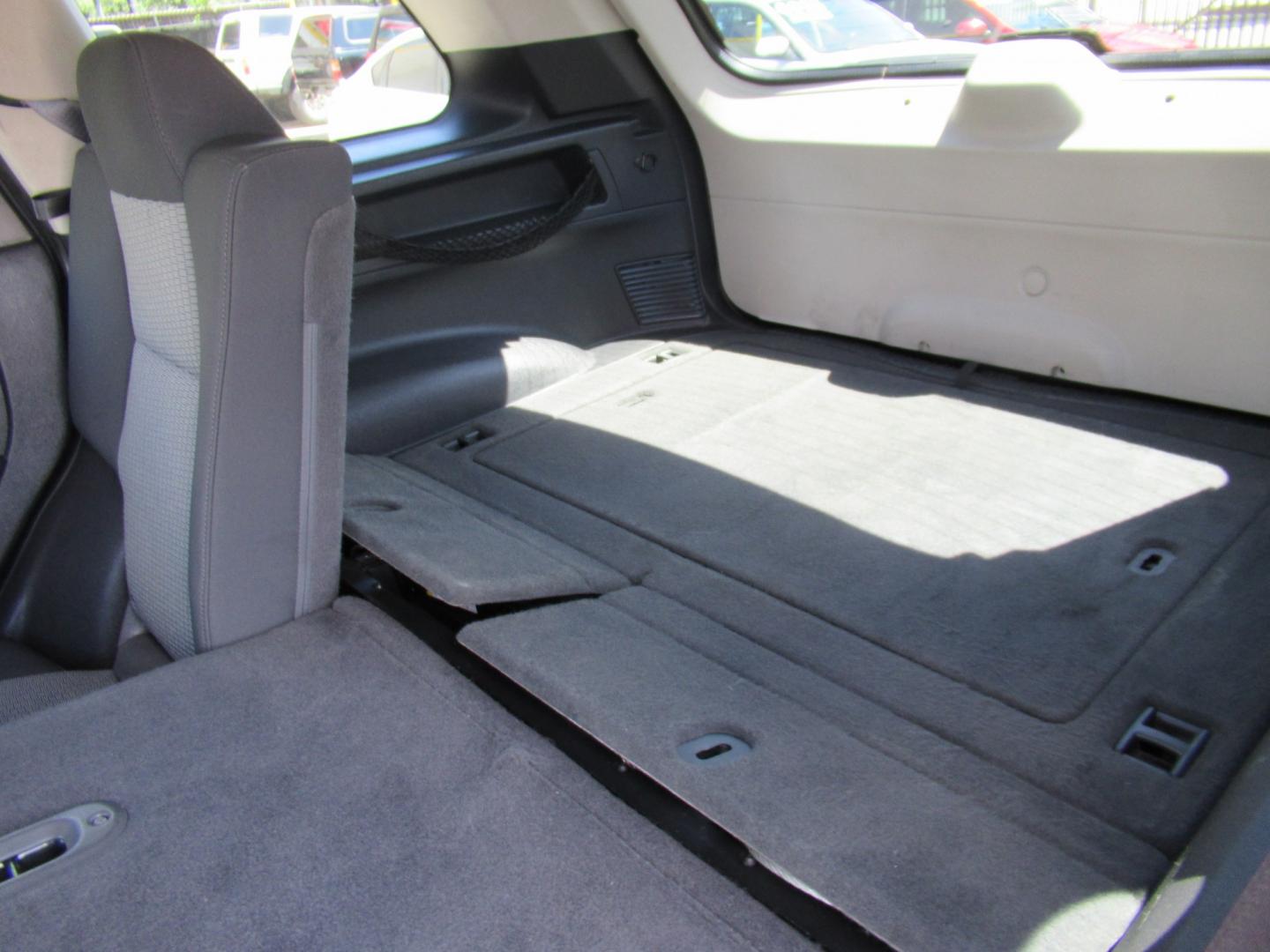 2008 BLUE /Gray Jeep Grand Cherokee Laredo 4WD (1J8GR48K38C) with an 3.7L V6 SOHC 12V engine, 5A OD transmission, located at 1511 North Shepherd Dr., Houston, TX, 77008, (281) 657-1221, 29.798361, -95.412560 - 2008 Jeep Grand Cherokee Laredo 156,835 miles VIN: 1J8GR48K38C184001 Vehicle Details 4 Door Wagon/Sport Utility 3.7L V6 F Gasoline Rear wheel drive w/ 4X4- Photo#9