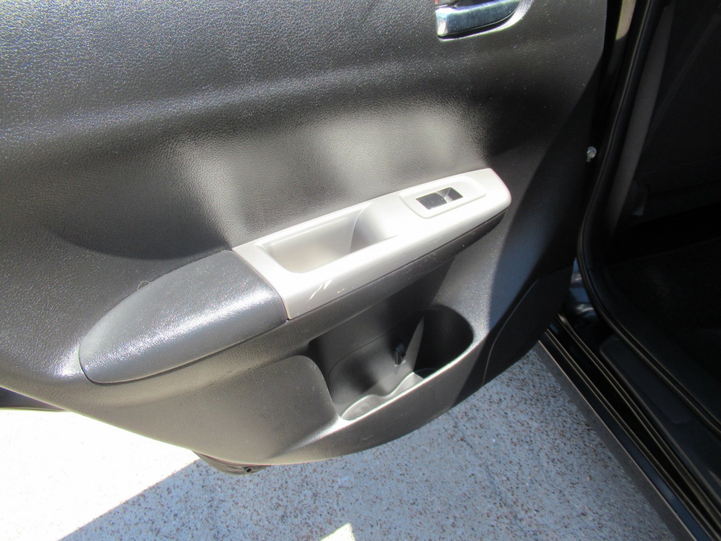 2010 Gray /Black Subaru Impreza Outback Sport (JF1GH6D67AG) with an 2.5L H4 SOHC 16V engine, 5M transmission, located at 1511 North Shepherd Dr., Houston, TX, 77008, (281) 657-1221, 29.798361, -95.412560 - 2010 Subaru Impreza Outback Sport 168,276 miles VIN: JF1GH6D67AG804710 Vehicle Details Wagon 4 DR 2.5L H4 F SOHC 16V Gasoline All wheel drive- Photo#9