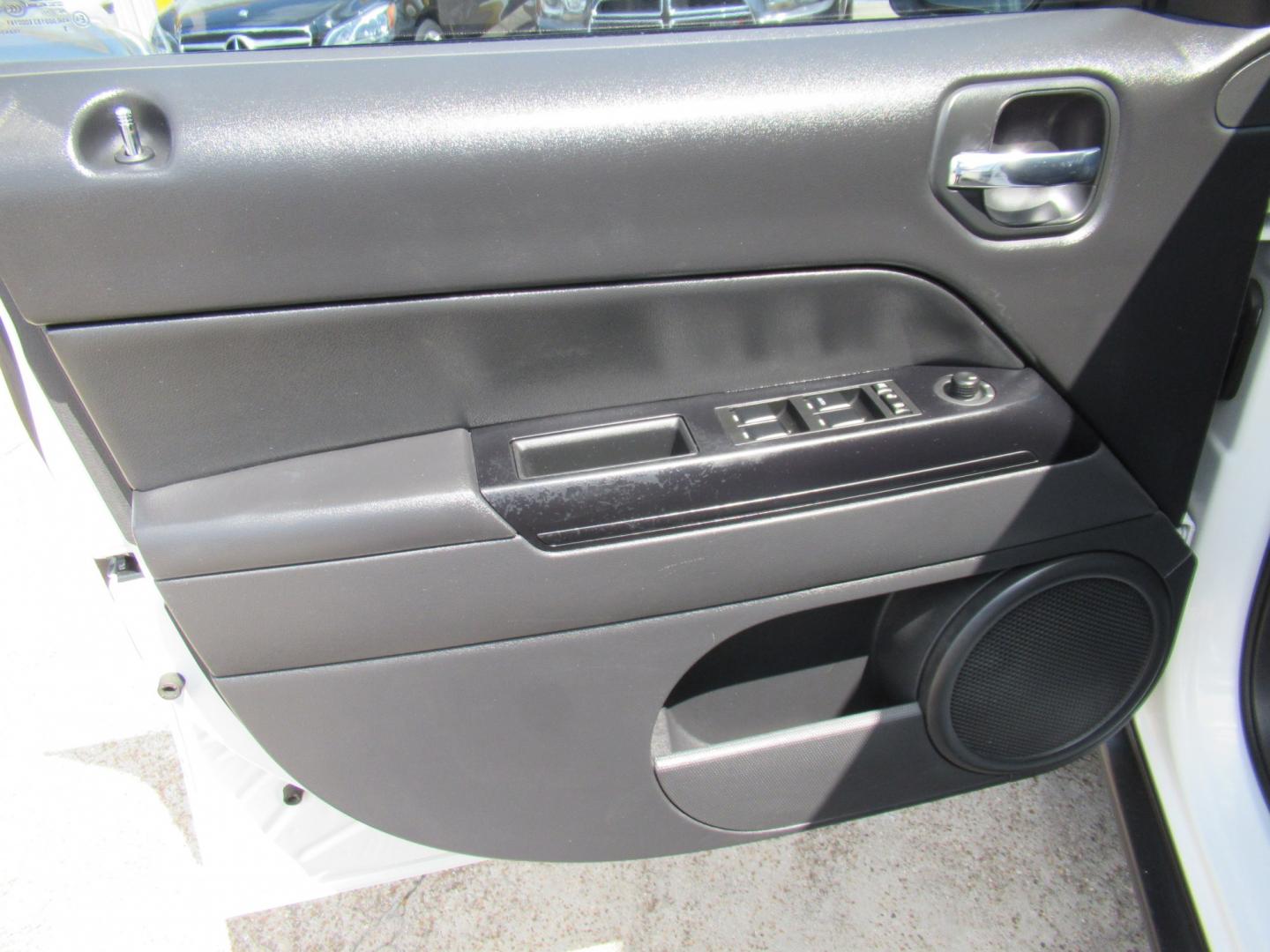 2016 White /Black Jeep Patriot Sport 2WD (1C4NJPBBXGD) with an 2.4L L4 DOHC 16V engine, Automatic transmission, located at 1511 North Shepherd Dr., Houston, TX, 77008, (281) 657-1221, 29.798361, -95.412560 - 2016 Jeep Patriot Sport 140,465 miles VIN: 1C4NJPBBXGD583030 Vehicle Details 4 Door Wagon/Sport Utility 2.4L I4 F DOHC 16V Gasoline Front wheel drive- Photo#5