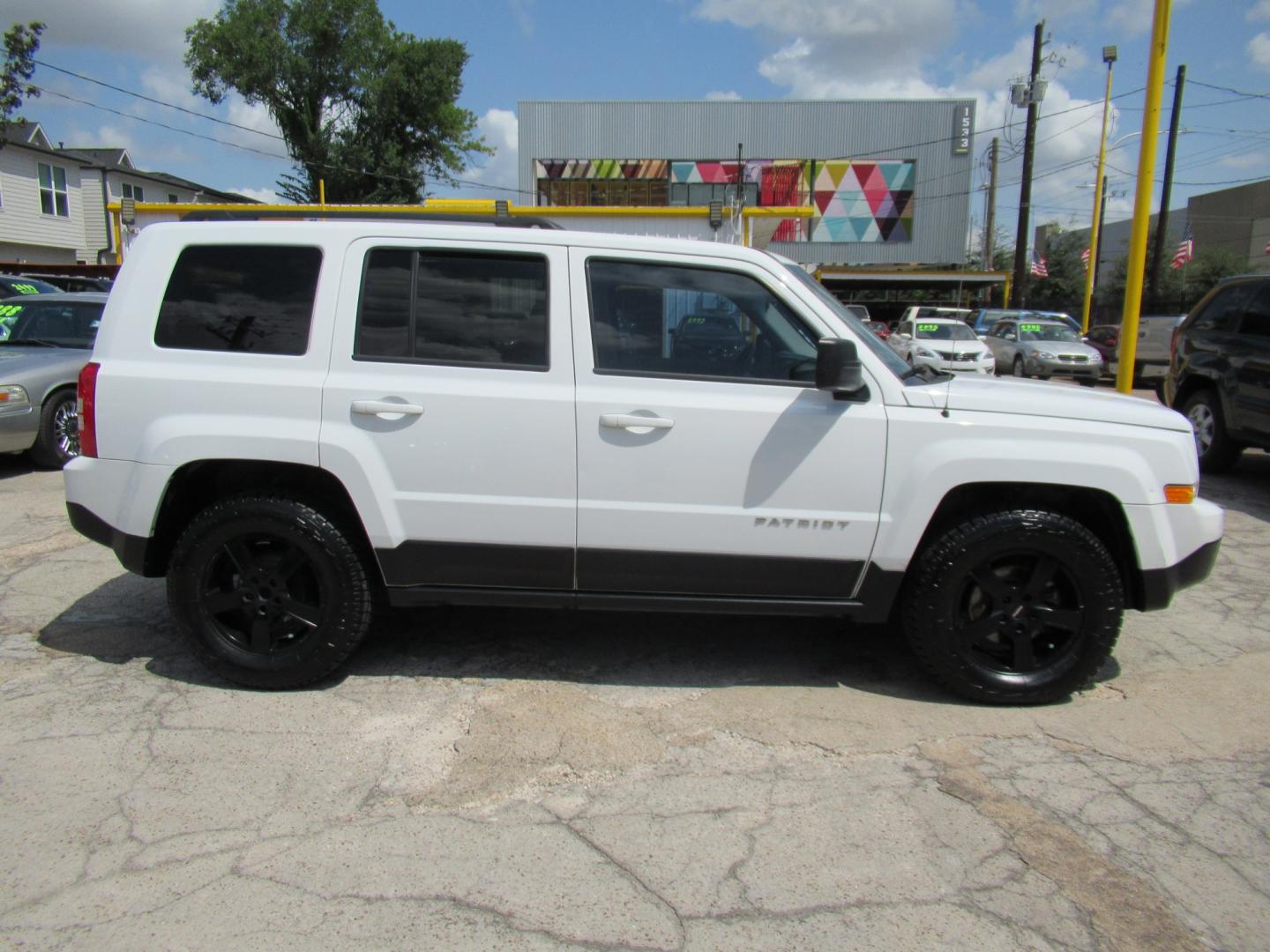 2016 White /Black Jeep Patriot Sport 2WD (1C4NJPBBXGD) with an 2.4L L4 DOHC 16V engine, Automatic transmission, located at 1511 North Shepherd Dr., Houston, TX, 77008, (281) 657-1221, 29.798361, -95.412560 - 2016 Jeep Patriot Sport 140,465 miles VIN: 1C4NJPBBXGD583030 Vehicle Details 4 Door Wagon/Sport Utility 2.4L I4 F DOHC 16V Gasoline Front wheel drive- Photo#18