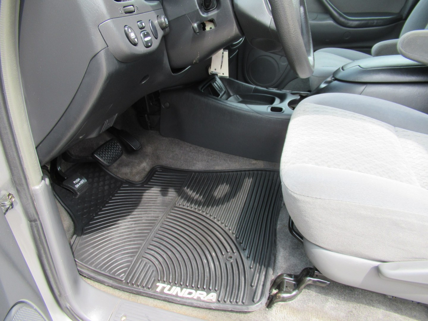 2006 Silver /Gray Toyota Tundra SR5 Double Cab (5TBET341X6S) with an 4.7L V8 DOHC 32V engine, 5A OD transmission, located at 1511 North Shepherd Dr., Houston, TX, 77008, (281) 657-1221, 29.798361, -95.412560 - 2006 Toyota Tundra SR5 VIN: 5TBET341X6S510744 Vehicle Details 4 Door Extended Cab Pickup 4.7L V8 F DOHC 32V Gasoline Rear wheel drive- Photo#3