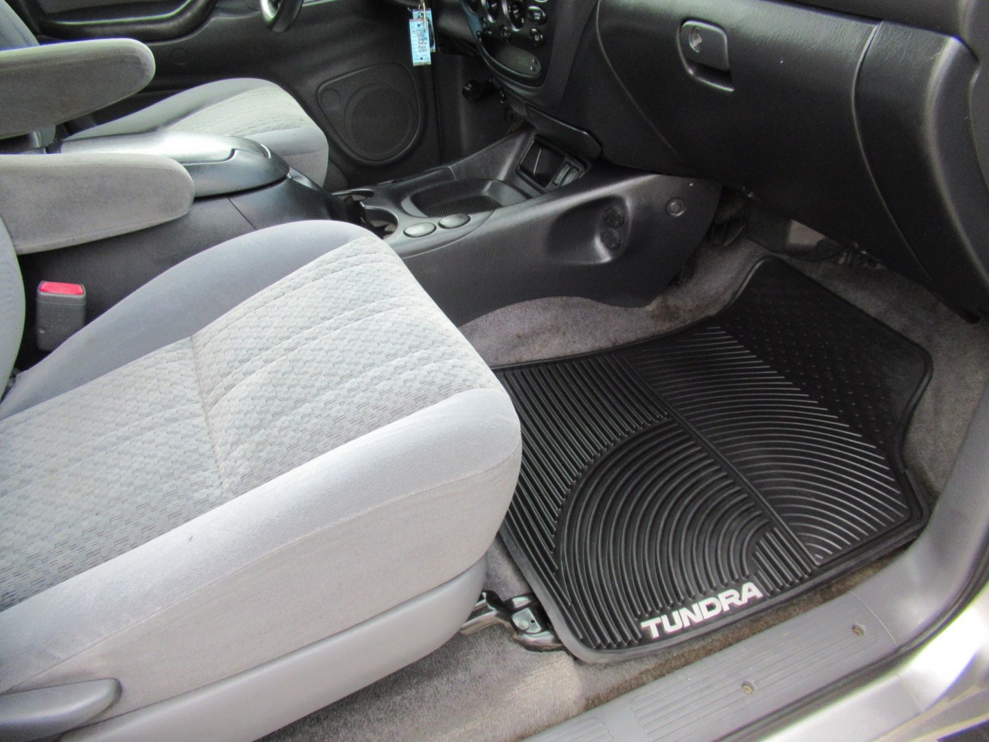 2006 Silver /Gray Toyota Tundra SR5 Double Cab (5TBET341X6S) with an 4.7L V8 DOHC 32V engine, 5A OD transmission, located at 1511 North Shepherd Dr., Houston, TX, 77008, (281) 657-1221, 29.798361, -95.412560 - 2006 Toyota Tundra SR5 VIN: 5TBET341X6S510744 Vehicle Details 4 Door Extended Cab Pickup 4.7L V8 F DOHC 32V Gasoline Rear wheel drive- Photo#18