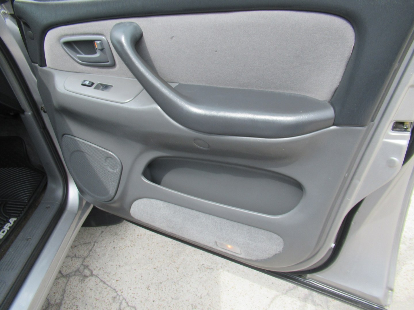 2006 Silver /Gray Toyota Tundra SR5 Double Cab (5TBET341X6S) with an 4.7L V8 DOHC 32V engine, 5A OD transmission, located at 1511 North Shepherd Dr., Houston, TX, 77008, (281) 657-1221, 29.798361, -95.412560 - 2006 Toyota Tundra SR5 VIN: 5TBET341X6S510744 Vehicle Details 4 Door Extended Cab Pickup 4.7L V8 F DOHC 32V Gasoline Rear wheel drive- Photo#21