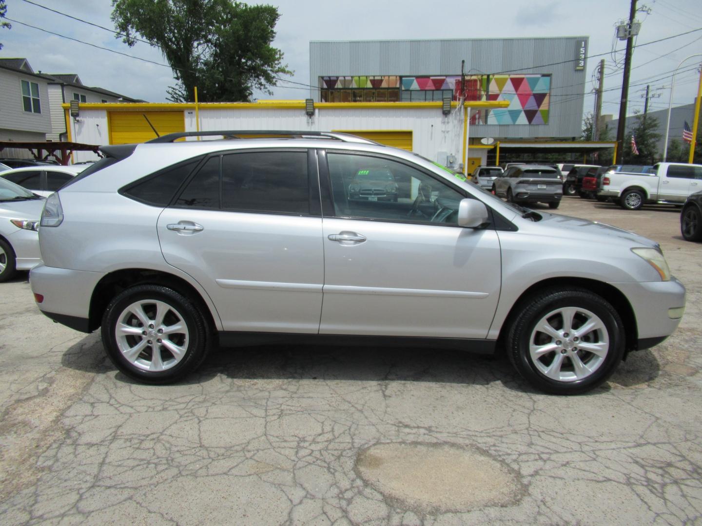 2009 Silver /Gray Lexus RX 350 FWD (2T2GK31U59C) with an 3.5L V6 DOHC 24V engine, 5A OD transmission, located at 1511 North Shepherd Dr., Houston, TX, 77008, (281) 657-1221, 29.798361, -95.412560- Photo#0