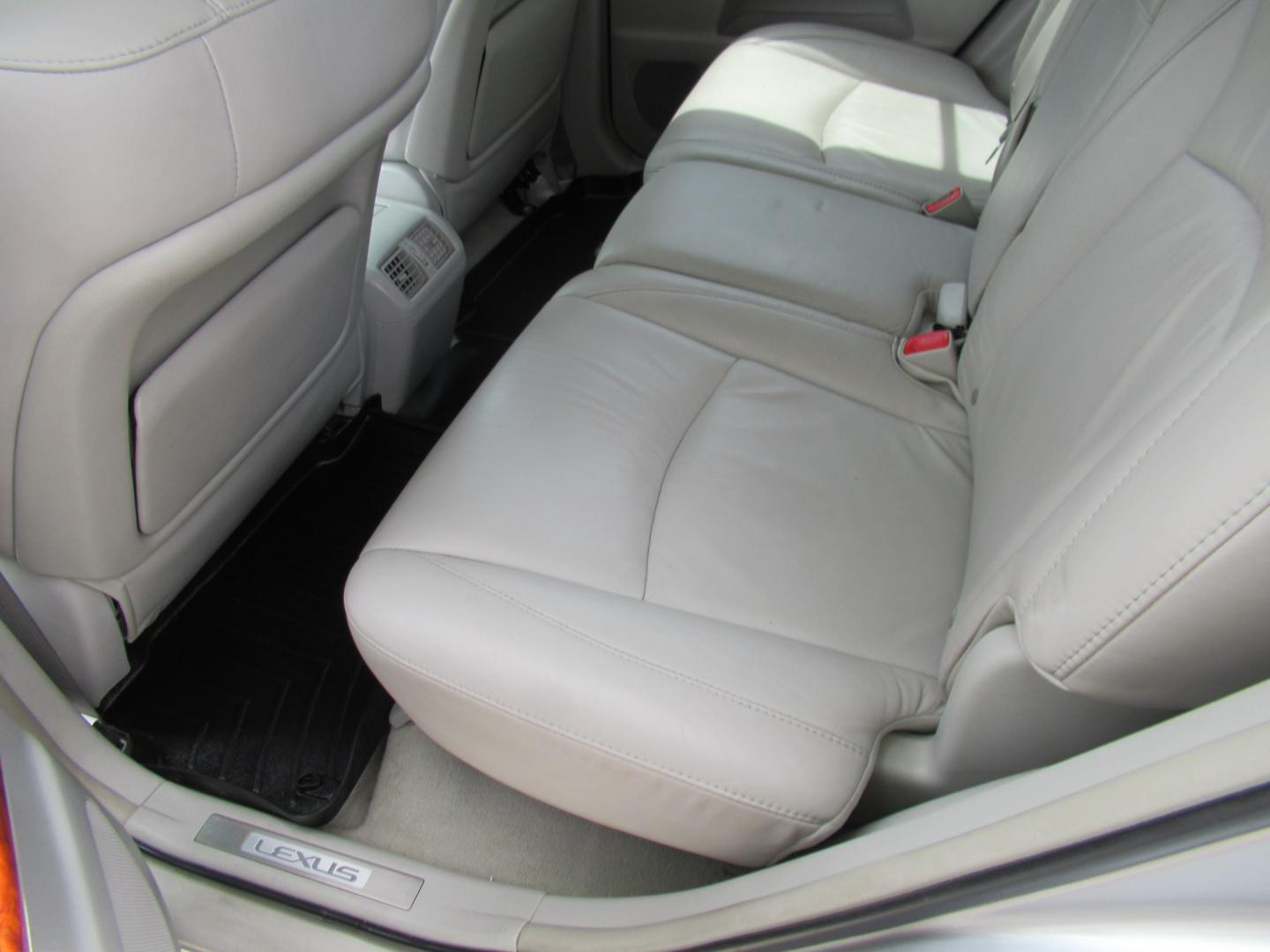 2009 Silver /Gray Lexus RX 350 FWD (2T2GK31U59C) with an 3.5L V6 DOHC 24V engine, 5A OD transmission, located at 1511 North Shepherd Dr., Houston, TX, 77008, (281) 657-1221, 29.798361, -95.412560- Photo#7