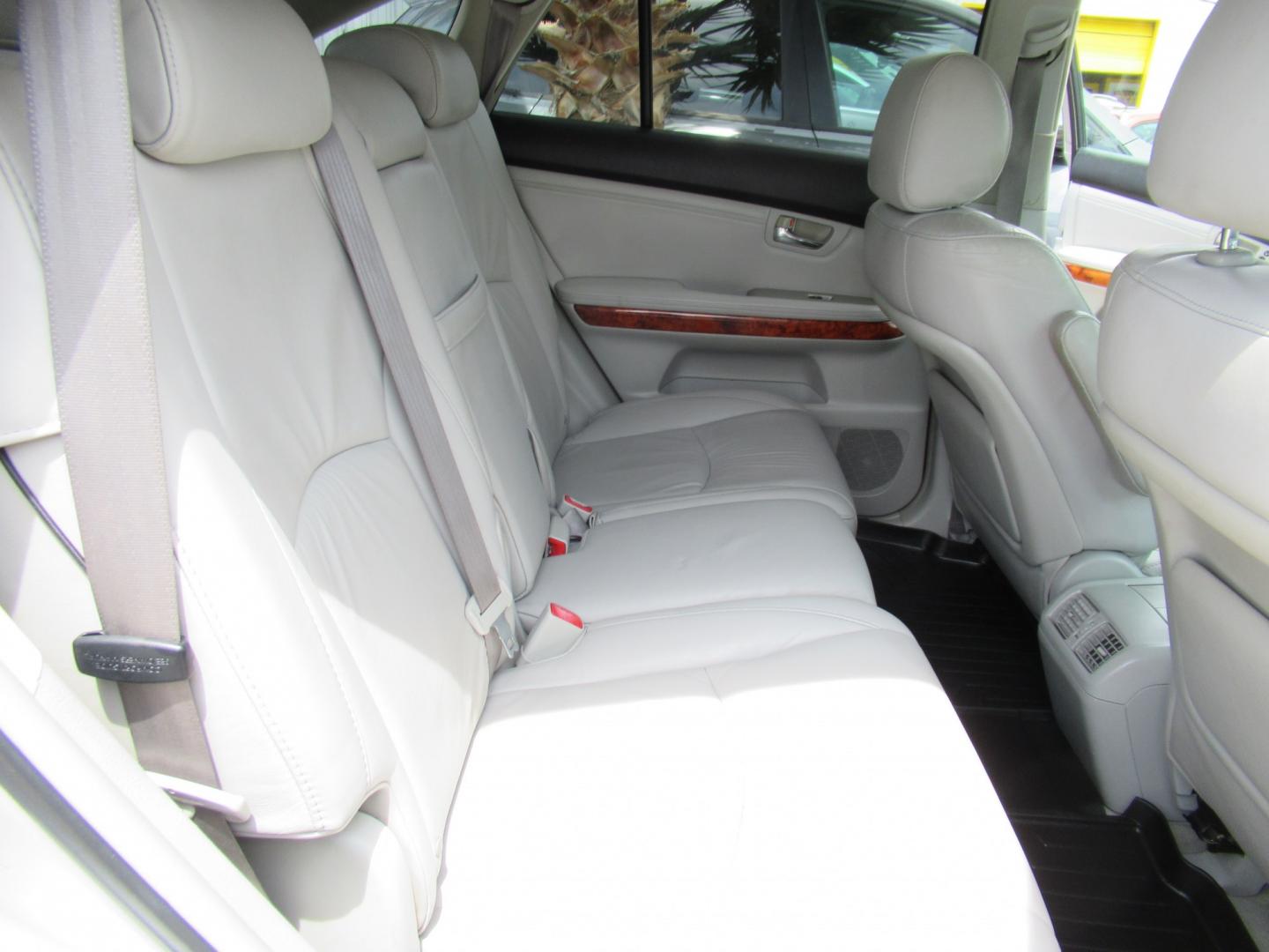 2009 Silver /Gray Lexus RX 350 FWD (2T2GK31U59C) with an 3.5L V6 DOHC 24V engine, 5A OD transmission, located at 1511 North Shepherd Dr., Houston, TX, 77008, (281) 657-1221, 29.798361, -95.412560- Photo#11