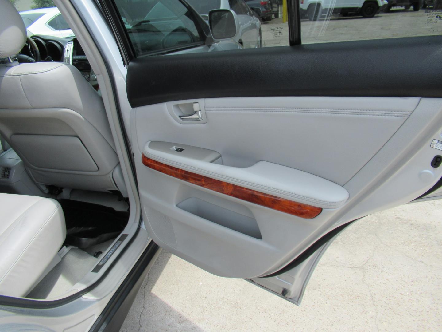 2009 Silver /Gray Lexus RX 350 FWD (2T2GK31U59C) with an 3.5L V6 DOHC 24V engine, 5A OD transmission, located at 1511 North Shepherd Dr., Houston, TX, 77008, (281) 657-1221, 29.798361, -95.412560- Photo#12