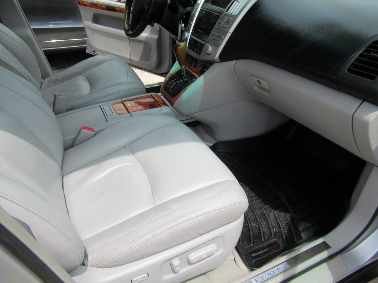 2009 Silver /Gray Lexus RX 350 FWD (2T2GK31U59C) with an 3.5L V6 DOHC 24V engine, 5A OD transmission, located at 1511 North Shepherd Dr., Houston, TX, 77008, (281) 657-1221, 29.798361, -95.412560- Photo#13