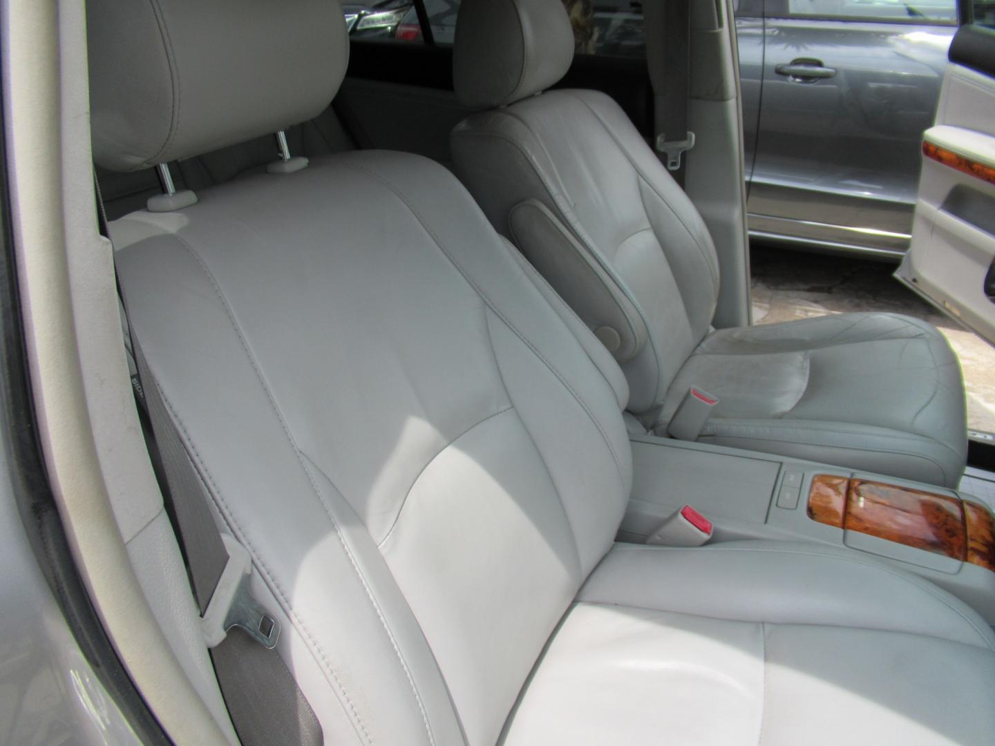 2009 Silver /Gray Lexus RX 350 FWD (2T2GK31U59C) with an 3.5L V6 DOHC 24V engine, 5A OD transmission, located at 1511 North Shepherd Dr., Houston, TX, 77008, (281) 657-1221, 29.798361, -95.412560- Photo#14