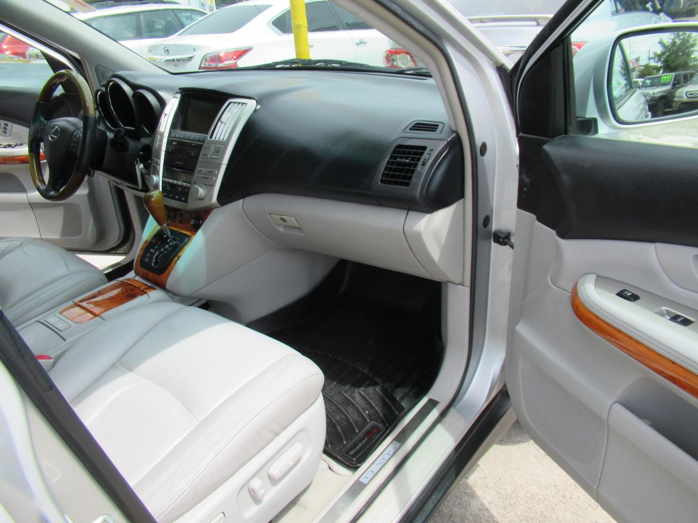 2009 Silver /Gray Lexus RX 350 FWD (2T2GK31U59C) with an 3.5L V6 DOHC 24V engine, 5A OD transmission, located at 1511 North Shepherd Dr., Houston, TX, 77008, (281) 657-1221, 29.798361, -95.412560- Photo#15