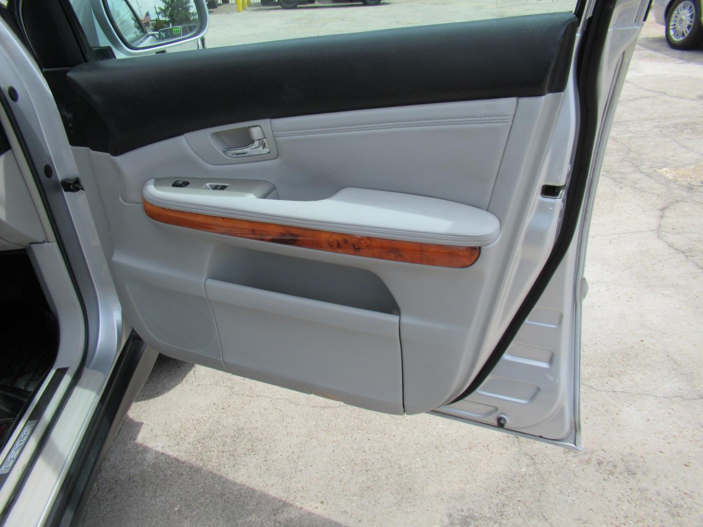 2009 Silver /Gray Lexus RX 350 FWD (2T2GK31U59C) with an 3.5L V6 DOHC 24V engine, 5A OD transmission, located at 1511 North Shepherd Dr., Houston, TX, 77008, (281) 657-1221, 29.798361, -95.412560- Photo#16