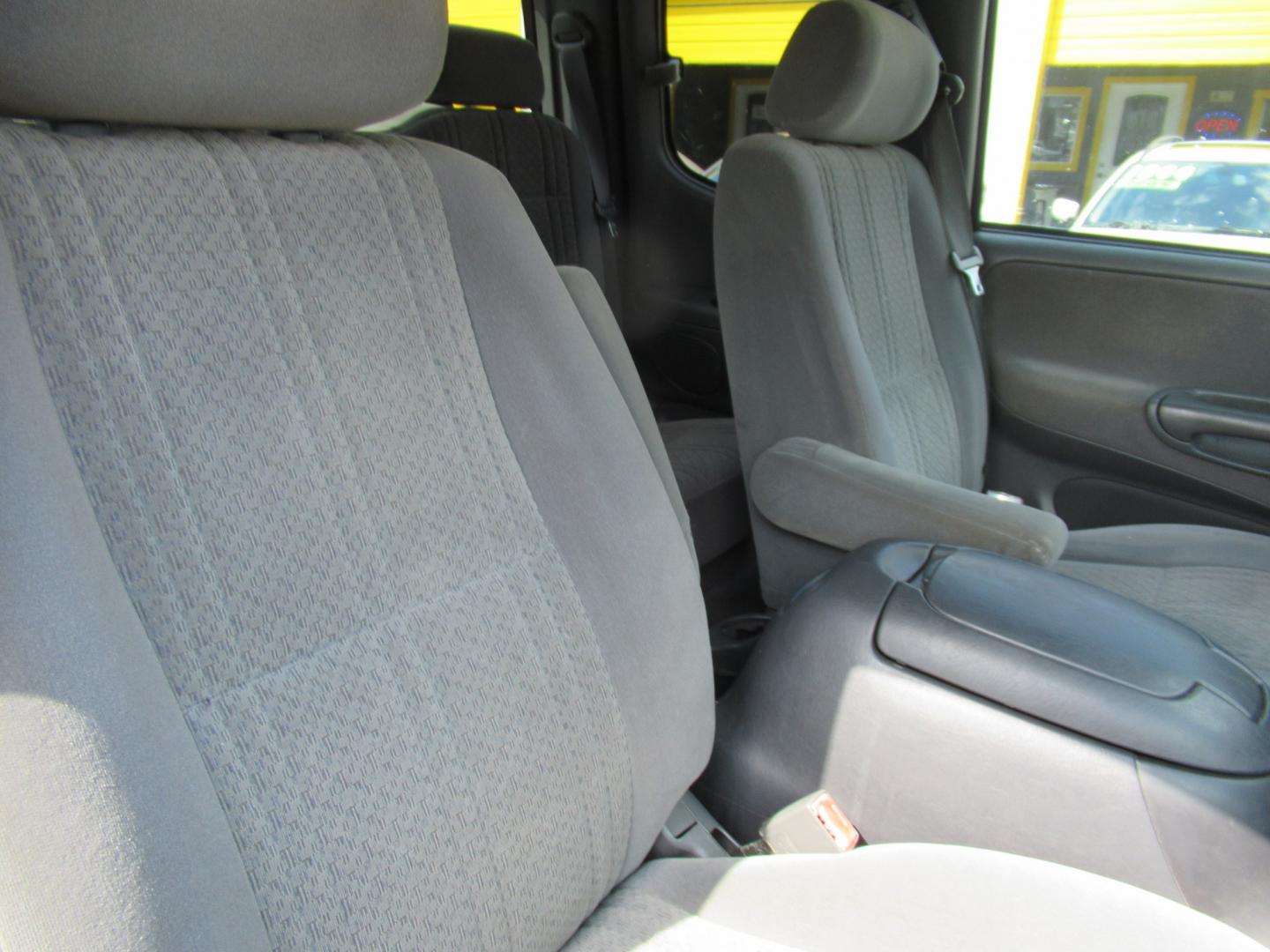 2004 Black /Gray Toyota Tundra SR5 Access Cab 2WD (5TBRT34134S) with an 4.7L V8 DOHC 32V engine, Automatic transmission, located at 1511 North Shepherd Dr., Houston, TX, 77008, (281) 657-1221, 29.798361, -95.412560 - 2004 Toyota Tundra SR5 VIN: 5TBRT34134S444343 Vehicle Details 4 Door Extended Cab Pickup 4.7L V8 F DOHC 32V Gasoline Rear wheel drive- Photo#15