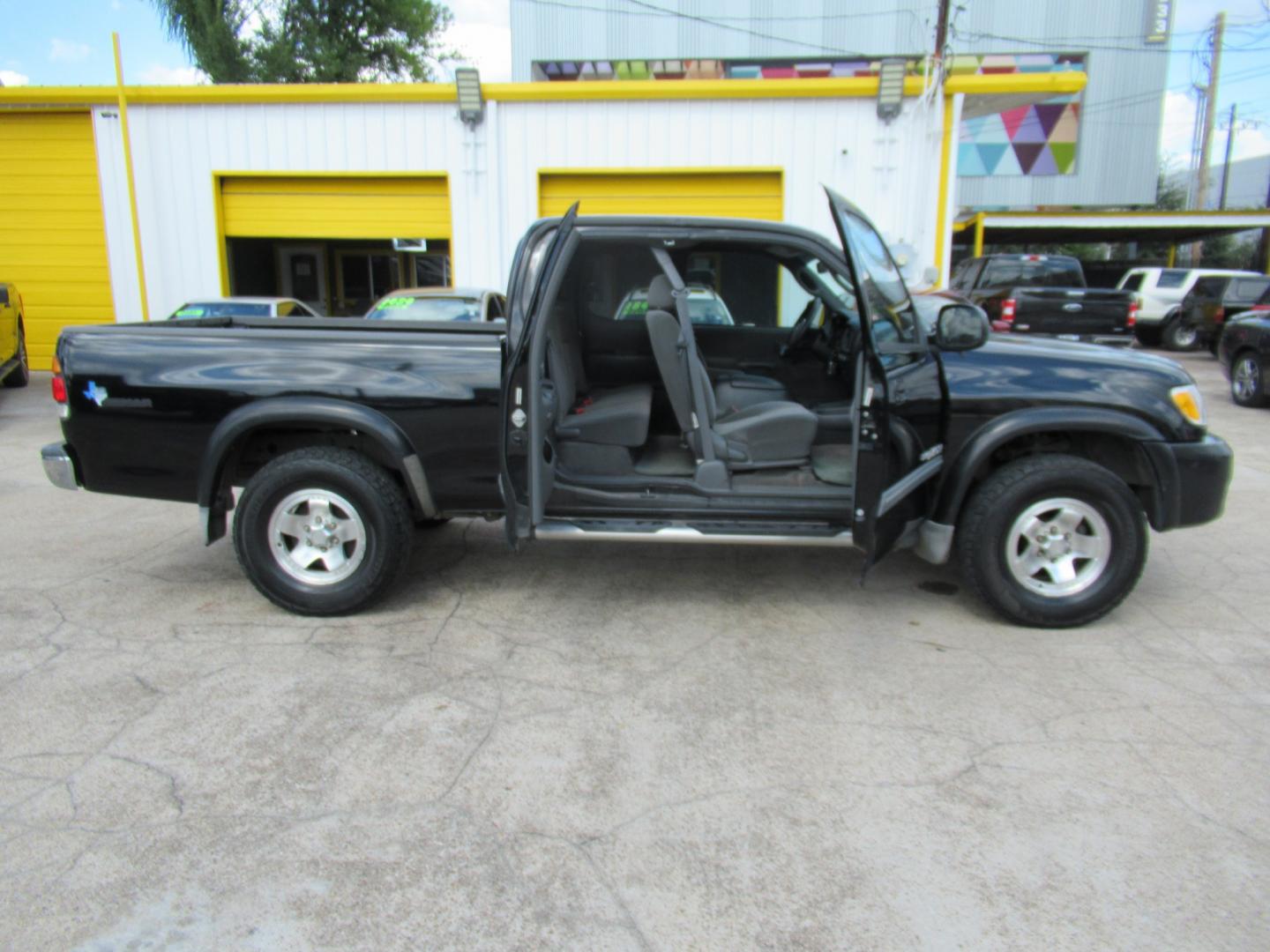 2004 Black /Gray Toyota Tundra SR5 Access Cab 2WD (5TBRT34134S) with an 4.7L V8 DOHC 32V engine, Automatic transmission, located at 1511 North Shepherd Dr., Houston, TX, 77008, (281) 657-1221, 29.798361, -95.412560 - 2004 Toyota Tundra SR5 VIN: 5TBRT34134S444343 Vehicle Details 4 Door Extended Cab Pickup 4.7L V8 F DOHC 32V Gasoline Rear wheel drive- Photo#18