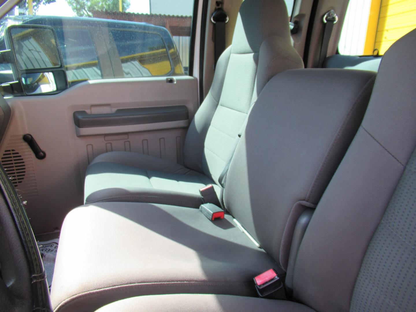 2009 White /Gray Ford F-350 SD FX4 SuperCab 4WD (1FTWX31R59E) with an 6.4L V8 OHV 32V TURBO DIESEL engine, Automatic transmission, located at 1511 North Shepherd Dr., Houston, TX, 77008, (281) 657-1221, 29.798361, -95.412560 - 2009 Ford F-350 Super Duty XL VIN: 1FTWX31R59EA28543 Vehicle Details 4 Door Extended Cab Pickup 6.4L V8 F SOHC Diesel Rear wheel drive w/ 4X4- Photo#5