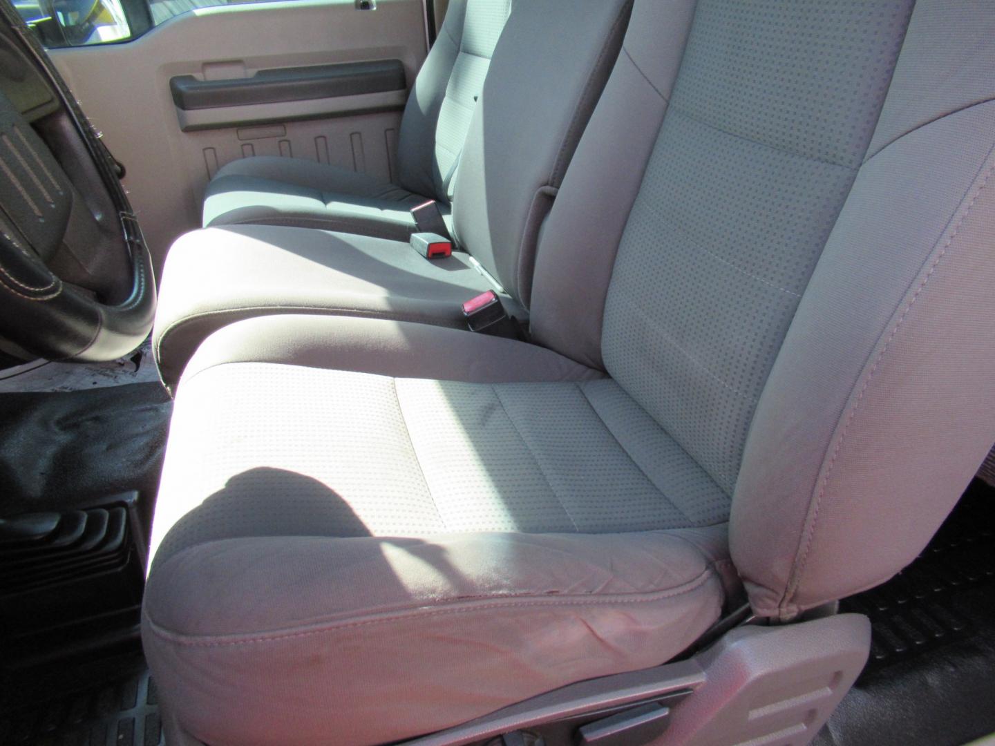 2009 White /Gray Ford F-350 SD FX4 SuperCab 4WD (1FTWX31R59E) with an 6.4L V8 OHV 32V TURBO DIESEL engine, Automatic transmission, located at 1511 North Shepherd Dr., Houston, TX, 77008, (281) 657-1221, 29.798361, -95.412560 - 2009 Ford F-350 Super Duty XL VIN: 1FTWX31R59EA28543 Vehicle Details 4 Door Extended Cab Pickup 6.4L V8 F SOHC Diesel Rear wheel drive w/ 4X4- Photo#6