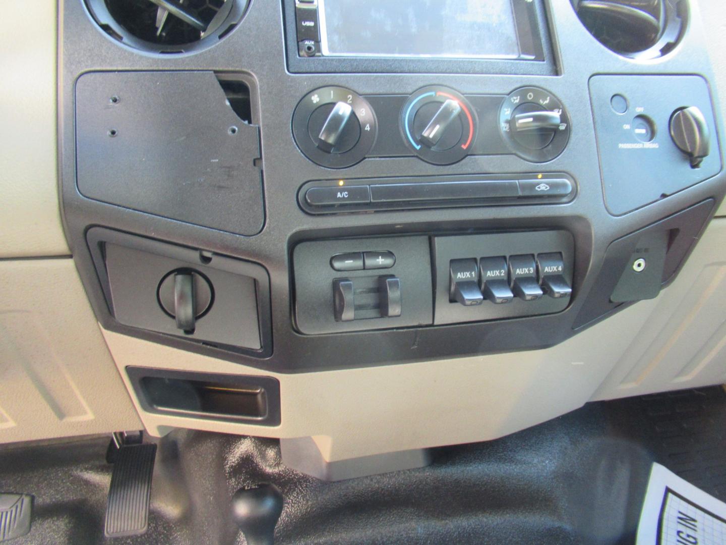2009 White /Gray Ford F-350 SD FX4 SuperCab 4WD (1FTWX31R59E) with an 6.4L V8 OHV 32V TURBO DIESEL engine, Automatic transmission, located at 1511 North Shepherd Dr., Houston, TX, 77008, (281) 657-1221, 29.798361, -95.412560 - 2009 Ford F-350 Super Duty XL VIN: 1FTWX31R59EA28543 Vehicle Details 4 Door Extended Cab Pickup 6.4L V8 F SOHC Diesel Rear wheel drive w/ 4X4- Photo#9