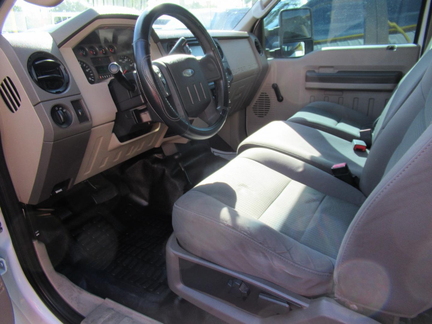 2009 White /Gray Ford F-350 SD FX4 SuperCab 4WD (1FTWX31R59E) with an 6.4L V8 OHV 32V TURBO DIESEL engine, Automatic transmission, located at 1511 North Shepherd Dr., Houston, TX, 77008, (281) 657-1221, 29.798361, -95.412560 - 2009 Ford F-350 Super Duty XL VIN: 1FTWX31R59EA28543 Vehicle Details 4 Door Extended Cab Pickup 6.4L V8 F SOHC Diesel Rear wheel drive w/ 4X4- Photo#10