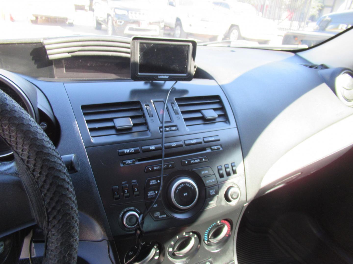 2012 White /Black Mazda MAZDA3 i Sport 4-Door (JM1BL1UF0C1) with an 2.0L L4 DOHC 16V engine, Automatic transmission, located at 1511 North Shepherd Dr., Houston, TX, 77008, (281) 657-1221, 29.798361, -95.412560- Photo#5