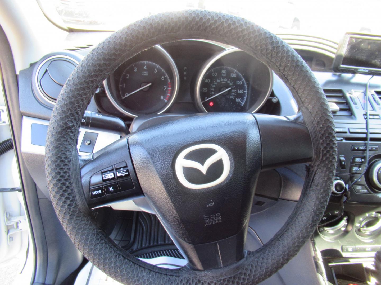2012 White /Black Mazda MAZDA3 i Sport 4-Door (JM1BL1UF0C1) with an 2.0L L4 DOHC 16V engine, Automatic transmission, located at 1511 North Shepherd Dr., Houston, TX, 77008, (281) 657-1221, 29.798361, -95.412560- Photo#4