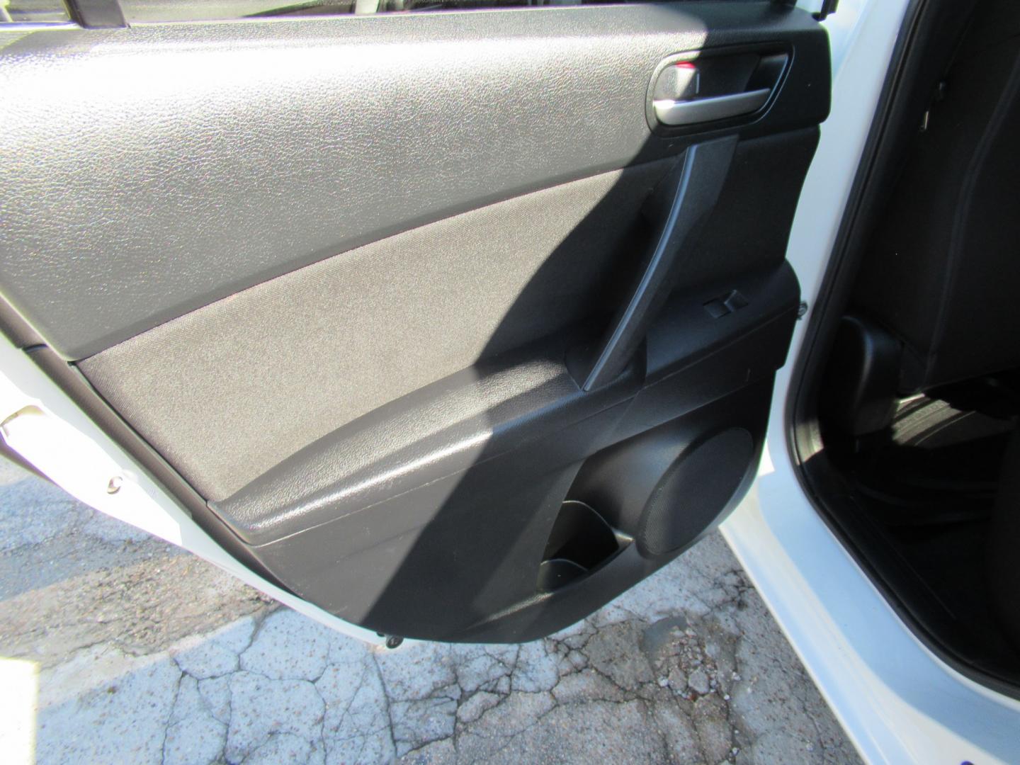 2012 White /Black Mazda MAZDA3 i Sport 4-Door (JM1BL1UF0C1) with an 2.0L L4 DOHC 16V engine, Automatic transmission, located at 1511 North Shepherd Dr., Houston, TX, 77008, (281) 657-1221, 29.798361, -95.412560- Photo#8