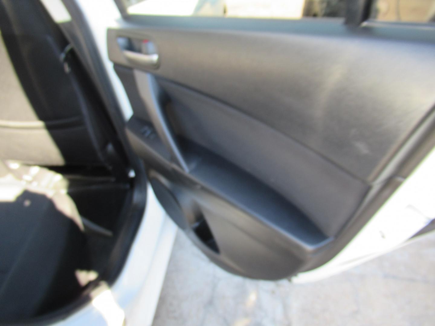 2012 White /Black Mazda MAZDA3 i Sport 4-Door (JM1BL1UF0C1) with an 2.0L L4 DOHC 16V engine, Automatic transmission, located at 1511 North Shepherd Dr., Houston, TX, 77008, (281) 657-1221, 29.798361, -95.412560- Photo#9