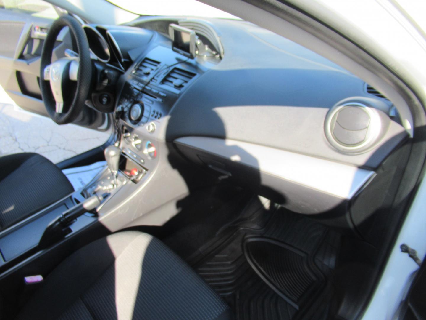 2012 White /Black Mazda MAZDA3 i Sport 4-Door (JM1BL1UF0C1) with an 2.0L L4 DOHC 16V engine, Automatic transmission, located at 1511 North Shepherd Dr., Houston, TX, 77008, (281) 657-1221, 29.798361, -95.412560- Photo#11