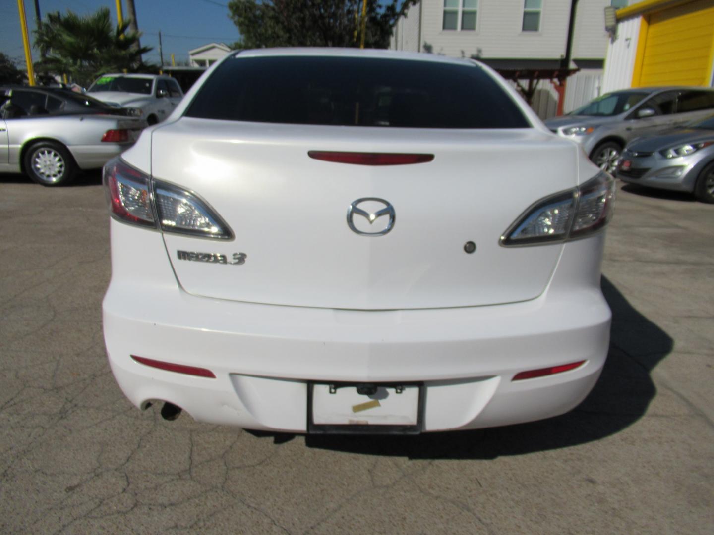 2012 White /Black Mazda MAZDA3 i Sport 4-Door (JM1BL1UF0C1) with an 2.0L L4 DOHC 16V engine, Automatic transmission, located at 1511 North Shepherd Dr., Houston, TX, 77008, (281) 657-1221, 29.798361, -95.412560- Photo#17
