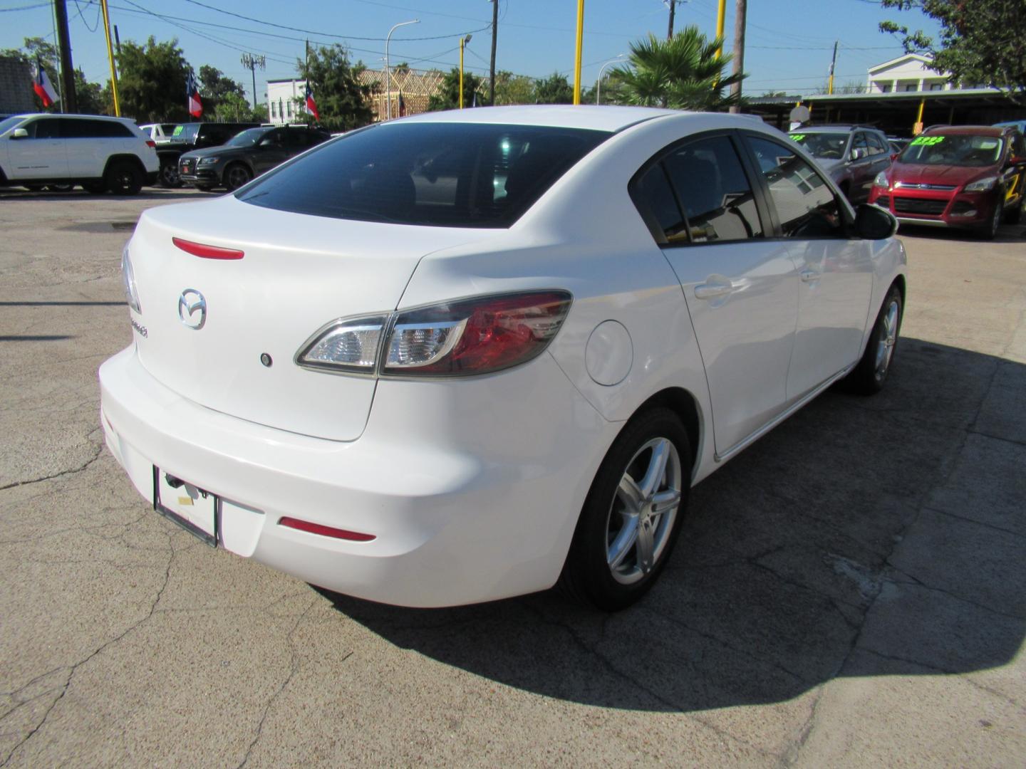 2012 White /Black Mazda MAZDA3 i Sport 4-Door (JM1BL1UF0C1) with an 2.0L L4 DOHC 16V engine, Automatic transmission, located at 1511 North Shepherd Dr., Houston, TX, 77008, (281) 657-1221, 29.798361, -95.412560- Photo#18