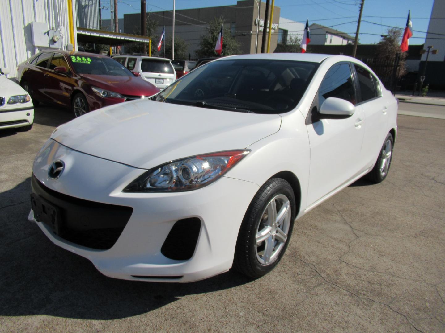 2012 White /Black Mazda MAZDA3 i Sport 4-Door (JM1BL1UF0C1) with an 2.0L L4 DOHC 16V engine, Automatic transmission, located at 1511 North Shepherd Dr., Houston, TX, 77008, (281) 657-1221, 29.798361, -95.412560- Photo#19