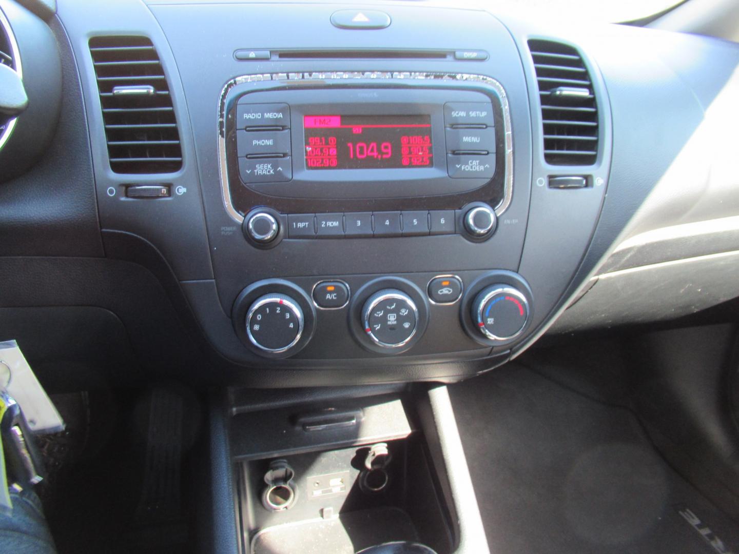 2018 White /Black Kia Forte 5-Door LX (KNAFK5A86J5) with an 2.0L L4 DOHC 16V engine, 6A transmission, located at 1511 North Shepherd Dr., Houston, TX, 77008, (281) 657-1221, 29.798361, -95.412560 - 2018 Kia Forte5 LX VIN: KNAFK5A86J5773997 Vehicle Details Hatchback 4 DR 2.0L I4 F DOHC 16V Gasoline Front wheel drive- Photo#3