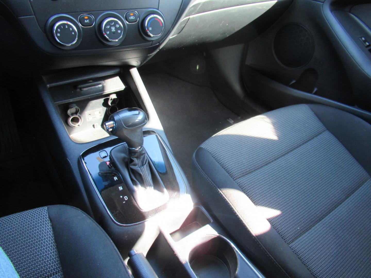2018 White /Black Kia Forte 5-Door LX (KNAFK5A86J5) with an 2.0L L4 DOHC 16V engine, 6A transmission, located at 1511 North Shepherd Dr., Houston, TX, 77008, (281) 657-1221, 29.798361, -95.412560 - 2018 Kia Forte5 LX VIN: KNAFK5A86J5773997 Vehicle Details Hatchback 4 DR 2.0L I4 F DOHC 16V Gasoline Front wheel drive- Photo#4