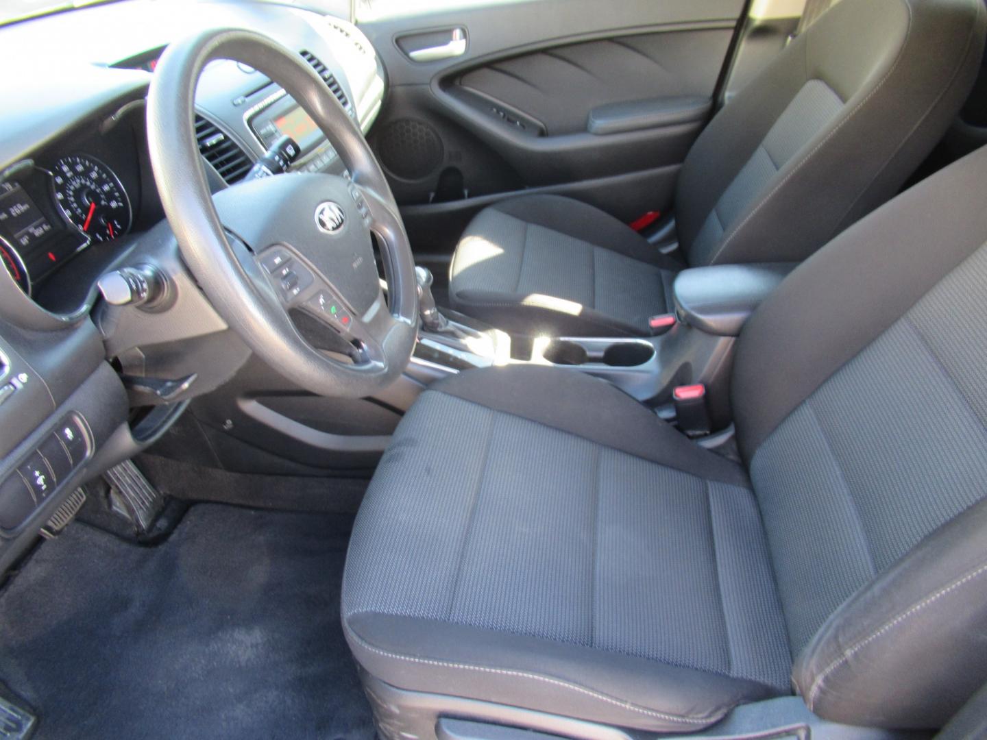 2018 White /Black Kia Forte 5-Door LX (KNAFK5A86J5) with an 2.0L L4 DOHC 16V engine, 6A transmission, located at 1511 North Shepherd Dr., Houston, TX, 77008, (281) 657-1221, 29.798361, -95.412560 - 2018 Kia Forte5 LX VIN: KNAFK5A86J5773997 Vehicle Details Hatchback 4 DR 2.0L I4 F DOHC 16V Gasoline Front wheel drive- Photo#5