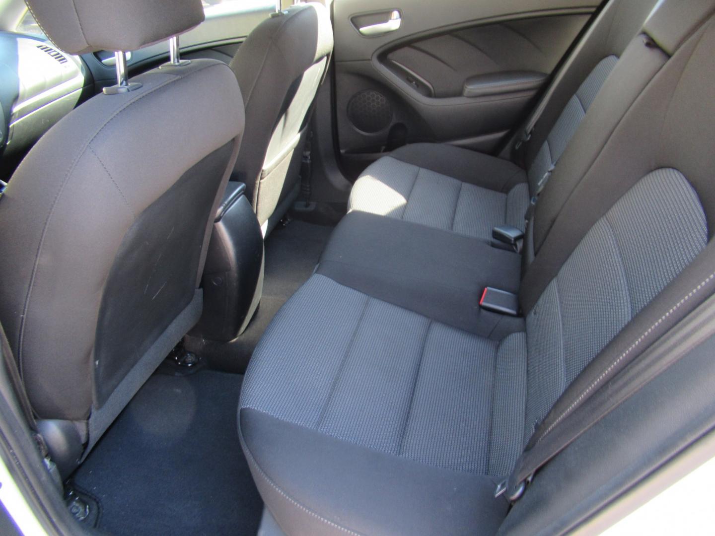 2018 White /Black Kia Forte 5-Door LX (KNAFK5A86J5) with an 2.0L L4 DOHC 16V engine, 6A transmission, located at 1511 North Shepherd Dr., Houston, TX, 77008, (281) 657-1221, 29.798361, -95.412560 - 2018 Kia Forte5 LX VIN: KNAFK5A86J5773997 Vehicle Details Hatchback 4 DR 2.0L I4 F DOHC 16V Gasoline Front wheel drive- Photo#6