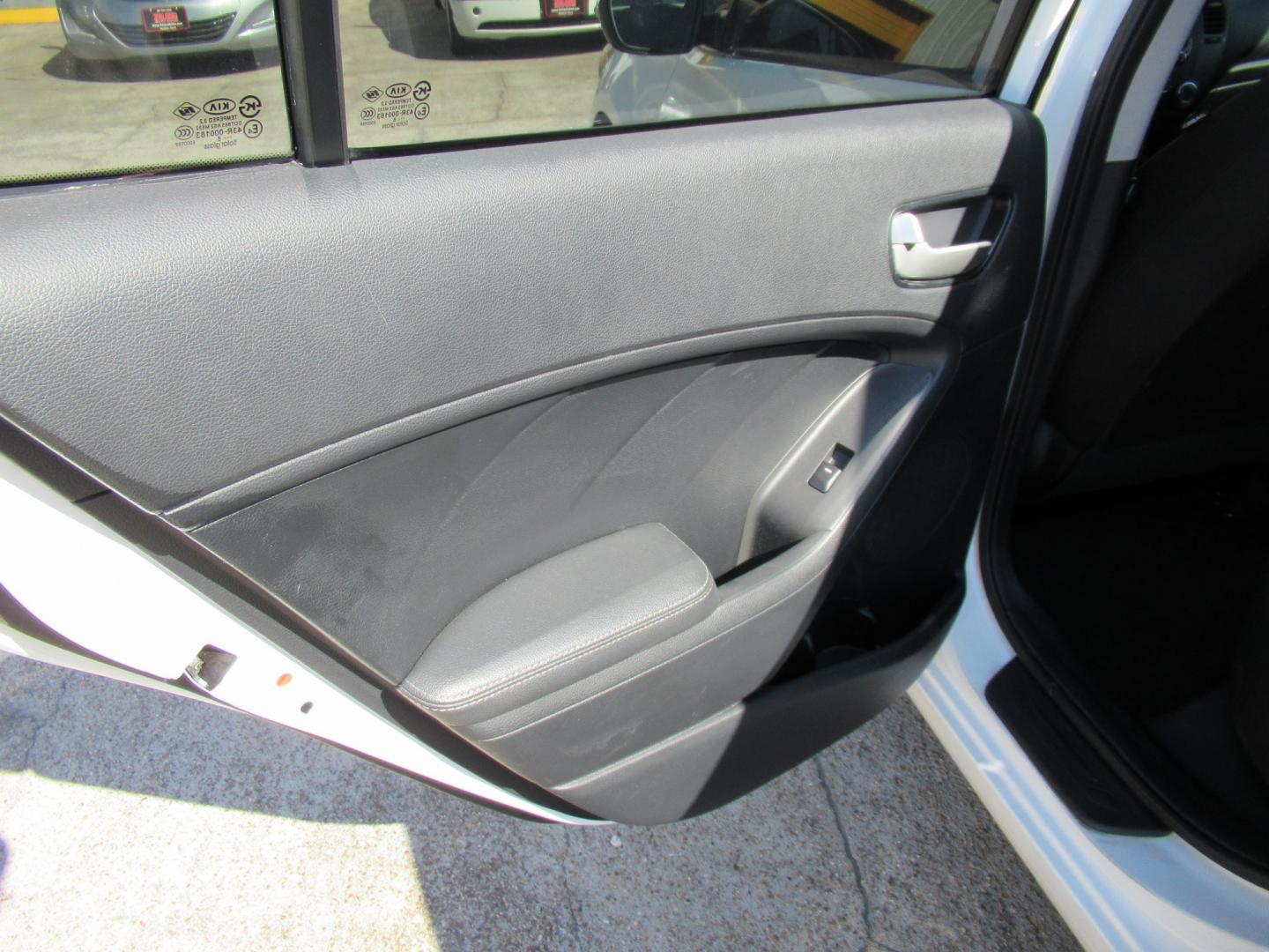 2018 White /Black Kia Forte 5-Door LX (KNAFK5A86J5) with an 2.0L L4 DOHC 16V engine, 6A transmission, located at 1511 North Shepherd Dr., Houston, TX, 77008, (281) 657-1221, 29.798361, -95.412560 - 2018 Kia Forte5 LX VIN: KNAFK5A86J5773997 Vehicle Details Hatchback 4 DR 2.0L I4 F DOHC 16V Gasoline Front wheel drive- Photo#7