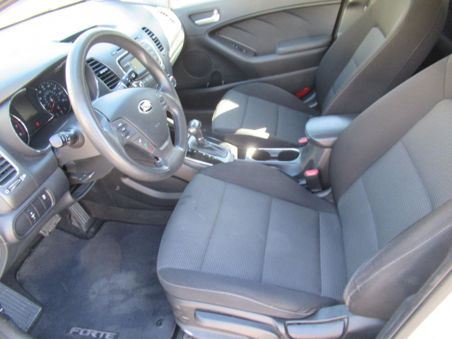 2018 White /Black Kia Forte 5-Door LX (KNAFK5A86J5) with an 2.0L L4 DOHC 16V engine, 6A transmission, located at 1511 North Shepherd Dr., Houston, TX, 77008, (281) 657-1221, 29.798361, -95.412560 - 2018 Kia Forte5 LX VIN: KNAFK5A86J5773997 Vehicle Details Hatchback 4 DR 2.0L I4 F DOHC 16V Gasoline Front wheel drive- Photo#8