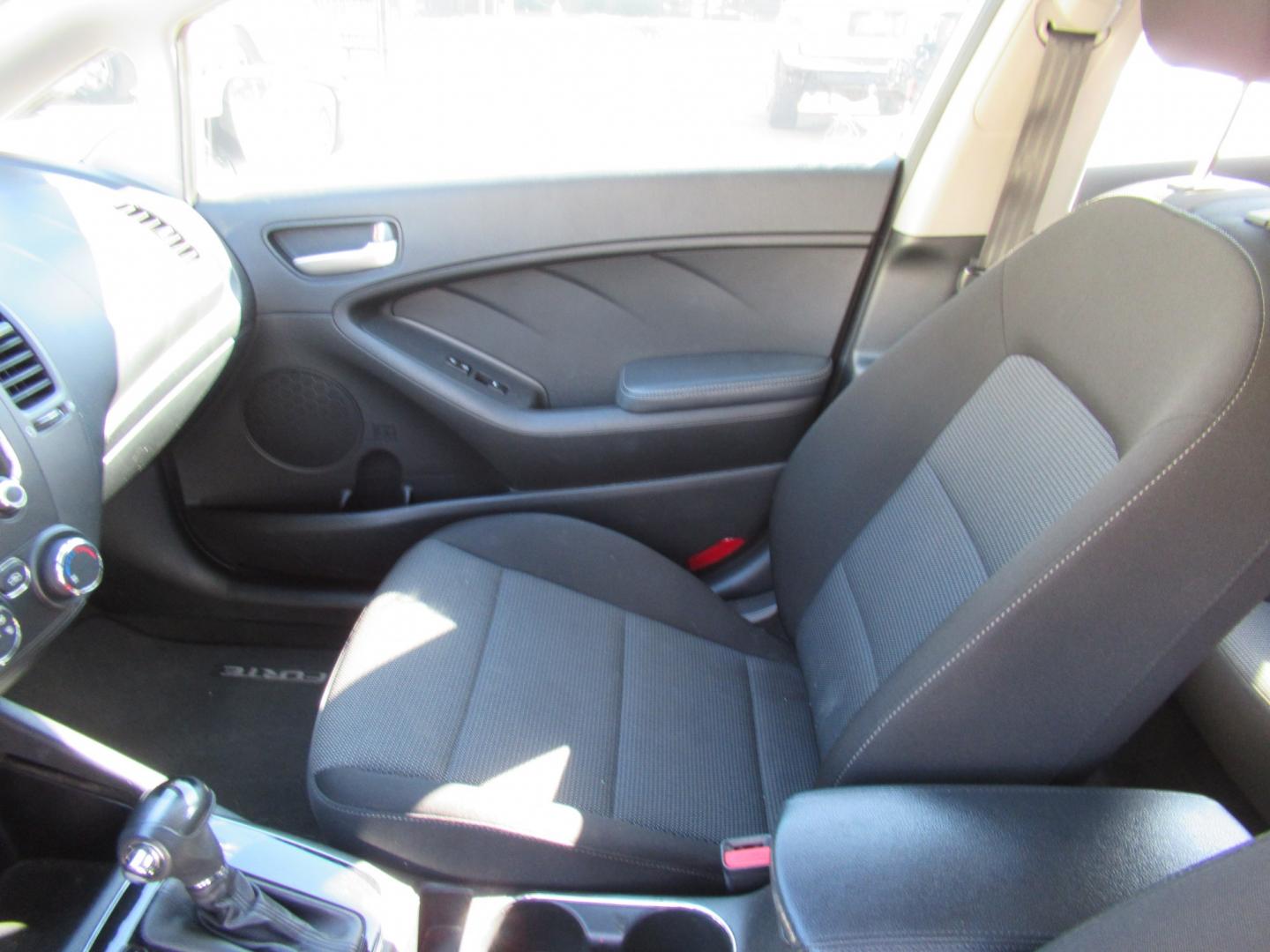 2018 White /Black Kia Forte 5-Door LX (KNAFK5A86J5) with an 2.0L L4 DOHC 16V engine, 6A transmission, located at 1511 North Shepherd Dr., Houston, TX, 77008, (281) 657-1221, 29.798361, -95.412560 - 2018 Kia Forte5 LX VIN: KNAFK5A86J5773997 Vehicle Details Hatchback 4 DR 2.0L I4 F DOHC 16V Gasoline Front wheel drive- Photo#9