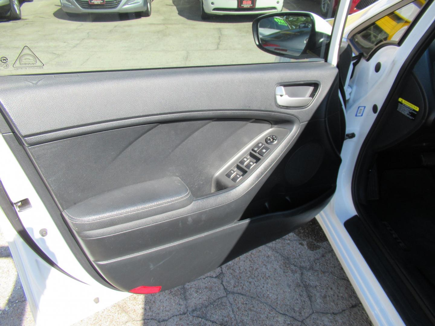 2018 White /Black Kia Forte 5-Door LX (KNAFK5A86J5) with an 2.0L L4 DOHC 16V engine, 6A transmission, located at 1511 North Shepherd Dr., Houston, TX, 77008, (281) 657-1221, 29.798361, -95.412560 - 2018 Kia Forte5 LX VIN: KNAFK5A86J5773997 Vehicle Details Hatchback 4 DR 2.0L I4 F DOHC 16V Gasoline Front wheel drive- Photo#10