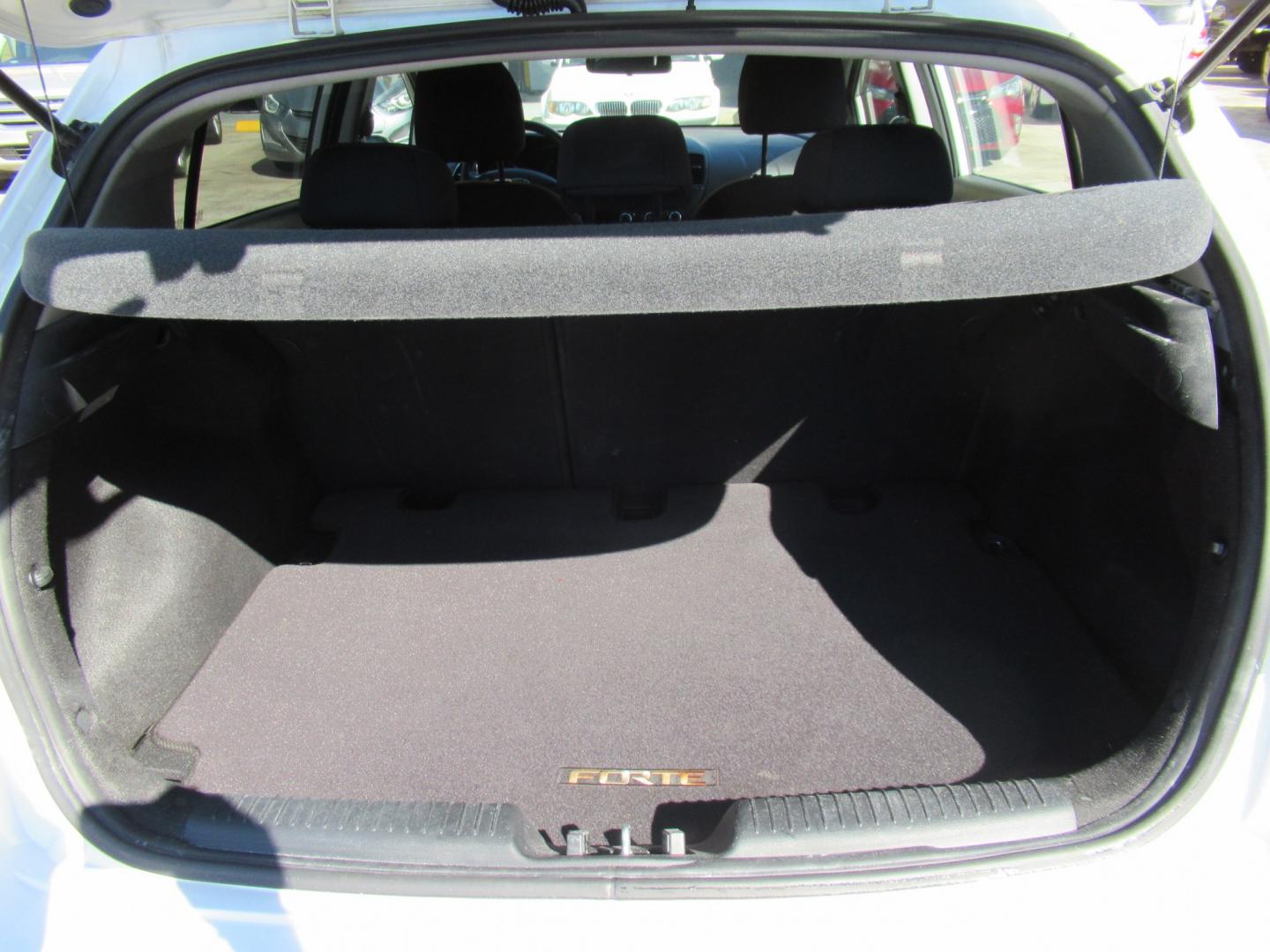 2018 White /Black Kia Forte 5-Door LX (KNAFK5A86J5) with an 2.0L L4 DOHC 16V engine, 6A transmission, located at 1511 North Shepherd Dr., Houston, TX, 77008, (281) 657-1221, 29.798361, -95.412560 - 2018 Kia Forte5 LX VIN: KNAFK5A86J5773997 Vehicle Details Hatchback 4 DR 2.0L I4 F DOHC 16V Gasoline Front wheel drive- Photo#11