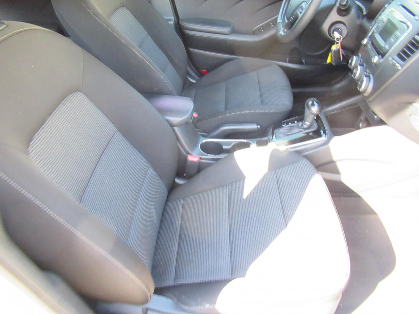 2018 White /Black Kia Forte 5-Door LX (KNAFK5A86J5) with an 2.0L L4 DOHC 16V engine, 6A transmission, located at 1511 North Shepherd Dr., Houston, TX, 77008, (281) 657-1221, 29.798361, -95.412560 - 2018 Kia Forte5 LX VIN: KNAFK5A86J5773997 Vehicle Details Hatchback 4 DR 2.0L I4 F DOHC 16V Gasoline Front wheel drive- Photo#15