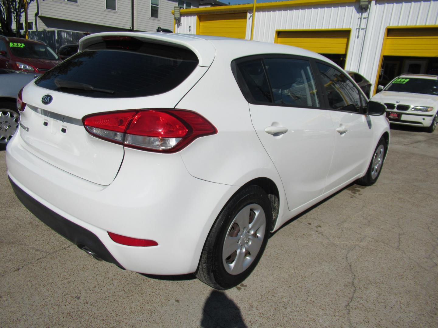 2018 White /Black Kia Forte 5-Door LX (KNAFK5A86J5) with an 2.0L L4 DOHC 16V engine, 6A transmission, located at 1511 North Shepherd Dr., Houston, TX, 77008, (281) 657-1221, 29.798361, -95.412560 - 2018 Kia Forte5 LX VIN: KNAFK5A86J5773997 Vehicle Details Hatchback 4 DR 2.0L I4 F DOHC 16V Gasoline Front wheel drive- Photo#16