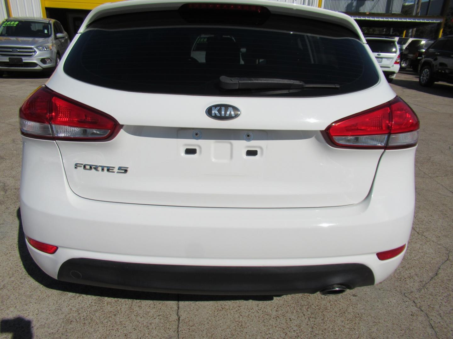 2018 White /Black Kia Forte 5-Door LX (KNAFK5A86J5) with an 2.0L L4 DOHC 16V engine, 6A transmission, located at 1511 North Shepherd Dr., Houston, TX, 77008, (281) 657-1221, 29.798361, -95.412560 - 2018 Kia Forte5 LX VIN: KNAFK5A86J5773997 Vehicle Details Hatchback 4 DR 2.0L I4 F DOHC 16V Gasoline Front wheel drive- Photo#17