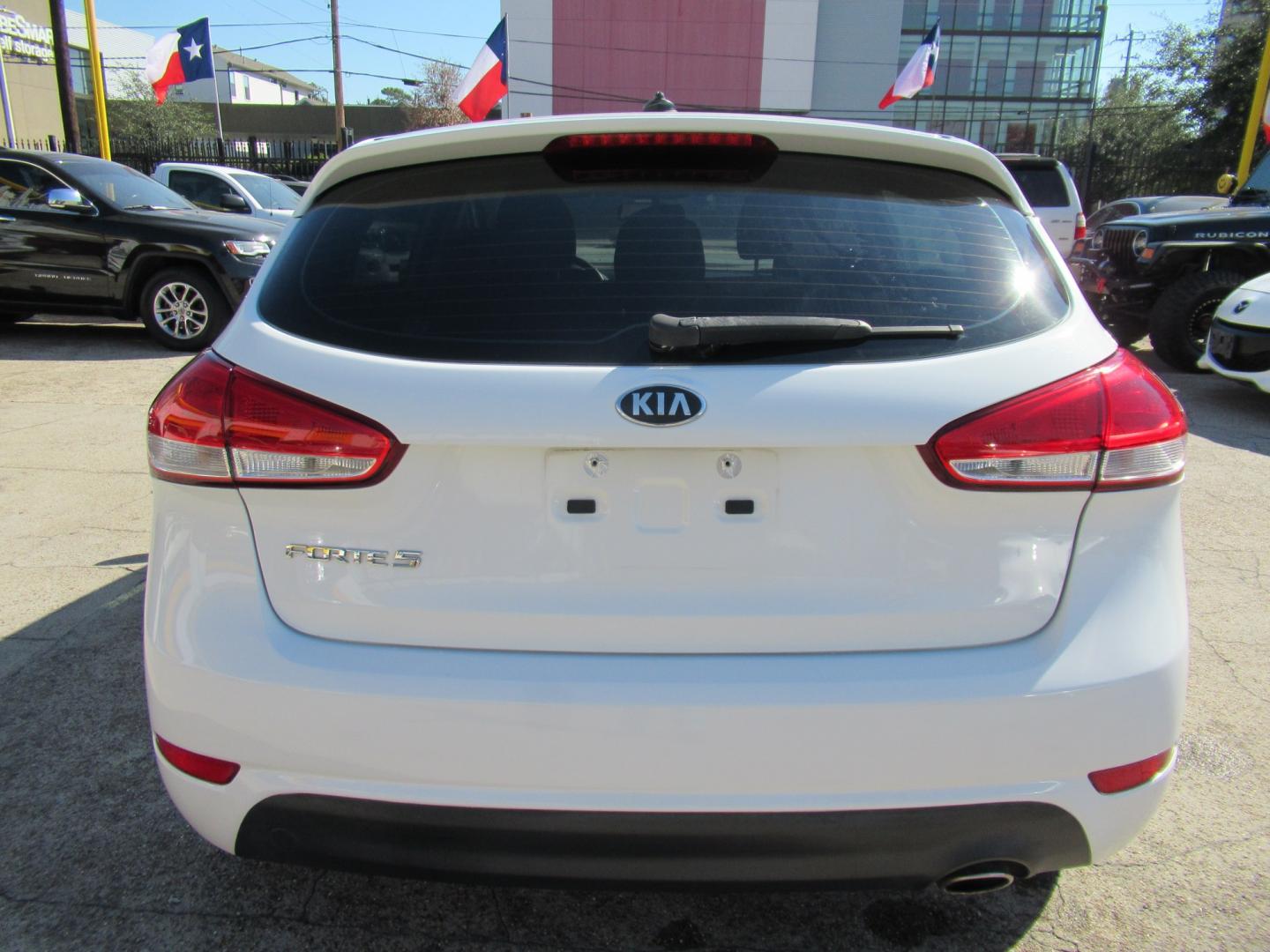 2018 White /Black Kia Forte 5-Door LX (KNAFK5A86J5) with an 2.0L L4 DOHC 16V engine, 6A transmission, located at 1511 North Shepherd Dr., Houston, TX, 77008, (281) 657-1221, 29.798361, -95.412560 - 2018 Kia Forte5 LX VIN: KNAFK5A86J5773997 Vehicle Details Hatchback 4 DR 2.0L I4 F DOHC 16V Gasoline Front wheel drive- Photo#20