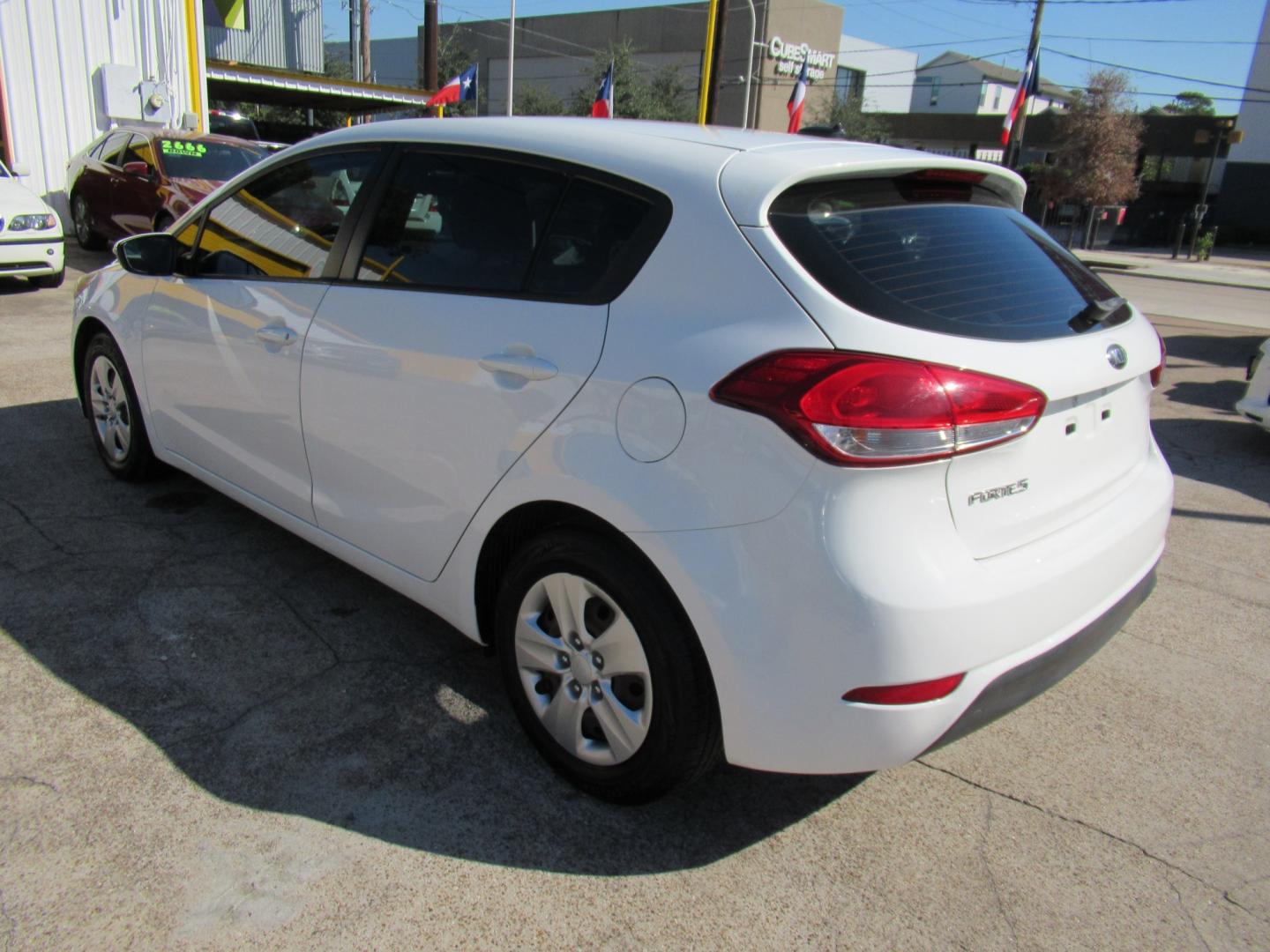 2018 White /Black Kia Forte 5-Door LX (KNAFK5A86J5) with an 2.0L L4 DOHC 16V engine, 6A transmission, located at 1511 North Shepherd Dr., Houston, TX, 77008, (281) 657-1221, 29.798361, -95.412560 - 2018 Kia Forte5 LX VIN: KNAFK5A86J5773997 Vehicle Details Hatchback 4 DR 2.0L I4 F DOHC 16V Gasoline Front wheel drive- Photo#18
