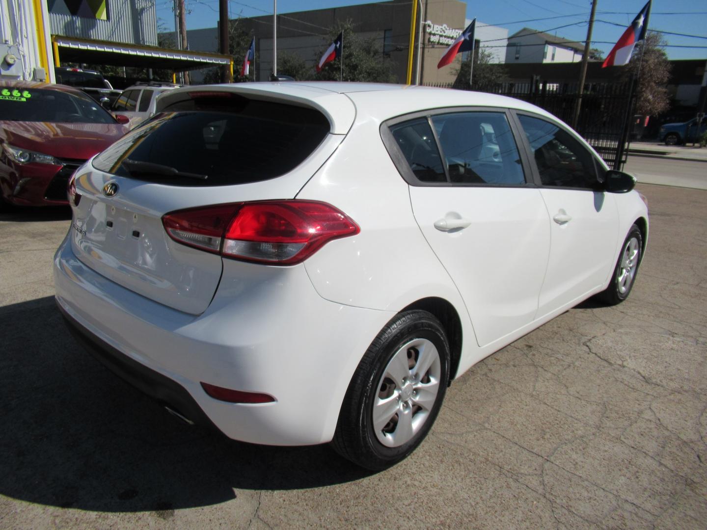 2018 White /Black Kia Forte 5-Door LX (KNAFK5A86J5) with an 2.0L L4 DOHC 16V engine, 6A transmission, located at 1511 North Shepherd Dr., Houston, TX, 77008, (281) 657-1221, 29.798361, -95.412560 - 2018 Kia Forte5 LX VIN: KNAFK5A86J5773997 Vehicle Details Hatchback 4 DR 2.0L I4 F DOHC 16V Gasoline Front wheel drive- Photo#21
