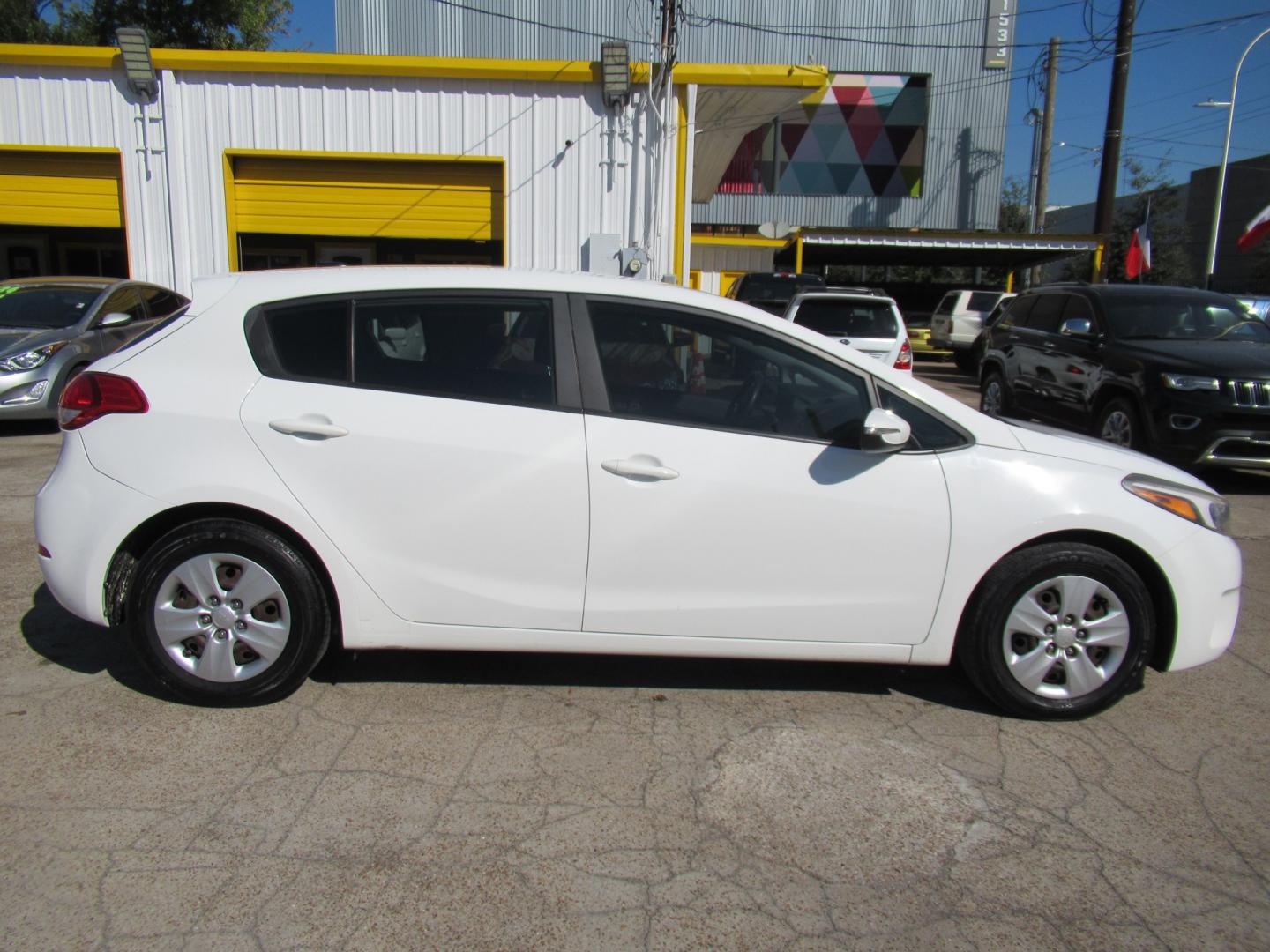 2018 White /Black Kia Forte 5-Door LX (KNAFK5A86J5) with an 2.0L L4 DOHC 16V engine, 6A transmission, located at 1511 North Shepherd Dr., Houston, TX, 77008, (281) 657-1221, 29.798361, -95.412560 - 2018 Kia Forte5 LX VIN: KNAFK5A86J5773997 Vehicle Details Hatchback 4 DR 2.0L I4 F DOHC 16V Gasoline Front wheel drive- Photo#22