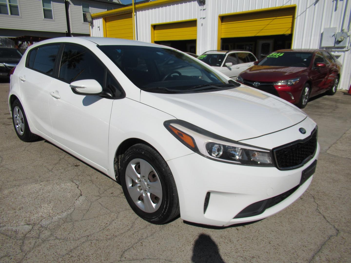 2018 White /Black Kia Forte 5-Door LX (KNAFK5A86J5) with an 2.0L L4 DOHC 16V engine, 6A transmission, located at 1511 North Shepherd Dr., Houston, TX, 77008, (281) 657-1221, 29.798361, -95.412560 - 2018 Kia Forte5 LX VIN: KNAFK5A86J5773997 Vehicle Details Hatchback 4 DR 2.0L I4 F DOHC 16V Gasoline Front wheel drive- Photo#23