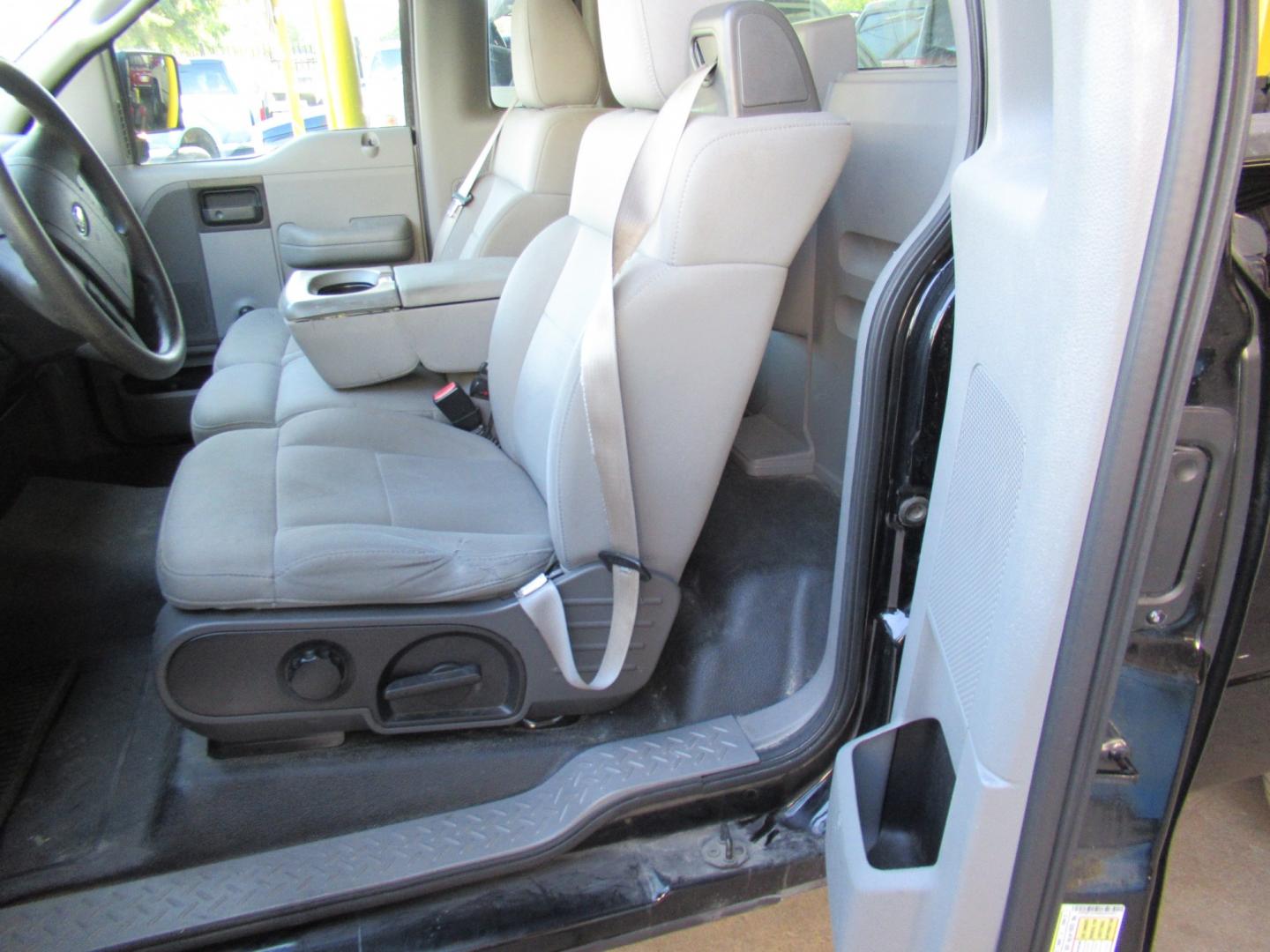 2016 Black /Gray Ford F-150 XL 6.5-ft. Bed 2WD (1FTMF1CP6GK) with an 2.7L V6 DOHC 24V engine, 6A transmission, located at 1511 North Shepherd Dr., Houston, TX, 77008, (281) 657-1221, 29.798361, -95.412560 - 2006 Ford F-150 XL VIN: 1FTRF12246NA42631 Vehicle Details Pickup 4.2L V6 F Gasoline Rear wheel drive Crank windows and locks so you don't have to worry- Photo#5