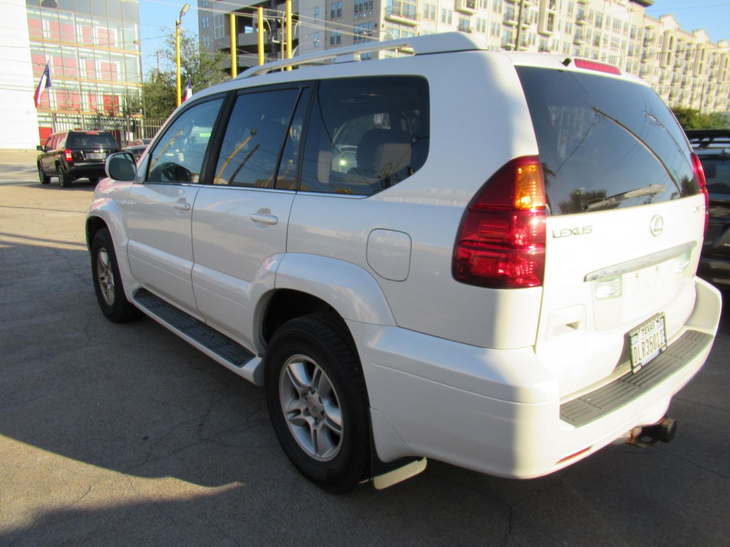 2005 White /Tan Lexus GX 470 Sport Utility (JTJBT20X050) with an 4.7L V8 DOHC 32V engine, 5A OD transmission, located at 1511 North Shepherd Dr., Houston, TX, 77008, (281) 657-1221, 29.798361, -95.412560 - 2005 Lexus GX 470 VIN: JTJBT20X050081823 Vehicle Details 4 Door Wagon/Sport Utility 4.7L V8 F 32V Gasoline All wheel drive- Photo#4