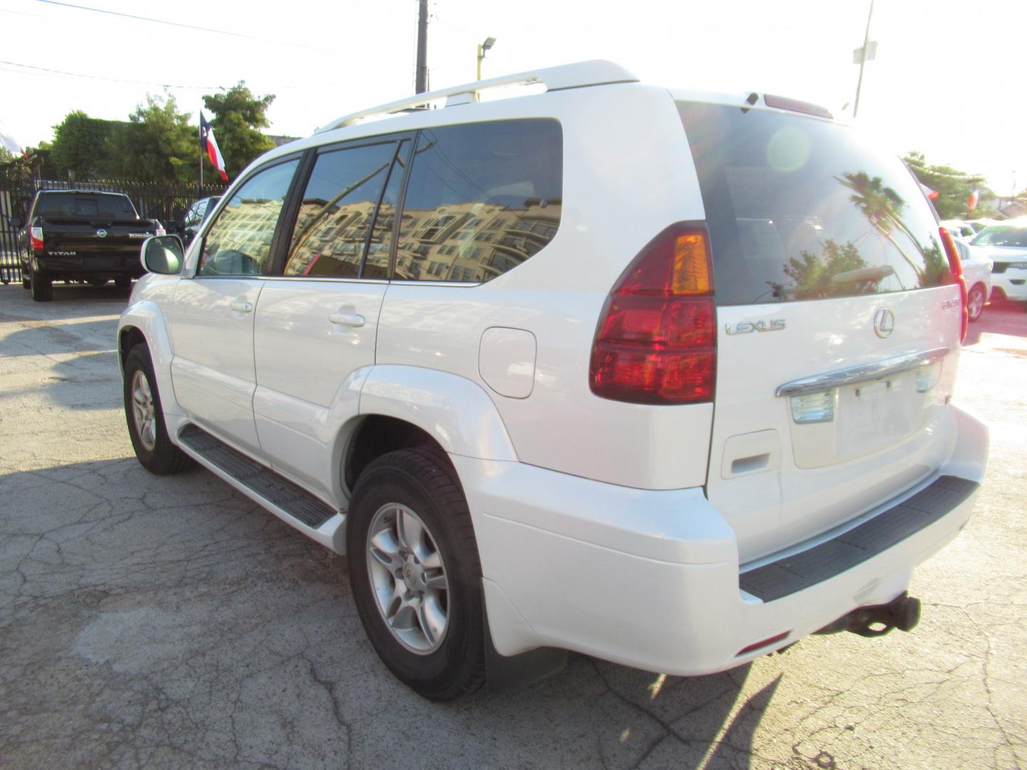 2005 White /Tan Lexus GX 470 Sport Utility (JTJBT20X050) with an 4.7L V8 DOHC 32V engine, 5A OD transmission, located at 1511 North Shepherd Dr., Houston, TX, 77008, (281) 657-1221, 29.798361, -95.412560 - 2005 Lexus GX 470 VIN: JTJBT20X050081823 Vehicle Details 4 Door Wagon/Sport Utility 4.7L V8 F 32V Gasoline All wheel drive- Photo#9