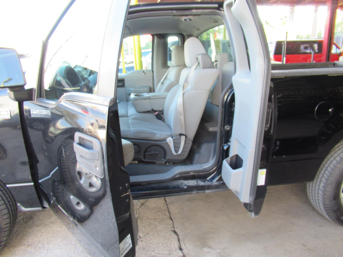 2006 Black /Gray Ford F-150 STX 2WD (1FTRF12246N) with an 4.2L V6 OHV 12V engine, Automatic transmission, located at 1511 North Shepherd Dr., Houston, TX, 77008, (281) 657-1221, 29.798361, -95.412560 - 2006 Ford F-150 XL VIN: 1FTRF12246NA42631 Vehicle Details Pickup 4.2L V6 F Gasoline Rear wheel drive Roll up windows manual locks so no worries- Photo#7